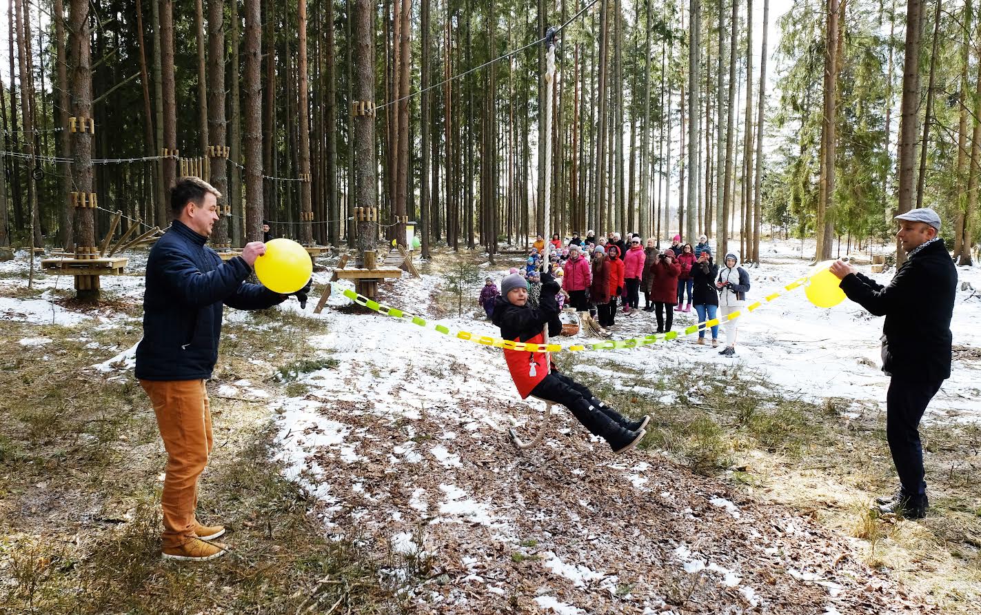 Märtsikuu viimasel päeval tehti madalseiklusraja avamiseks pidulik avalaskumine. Fotol avalaskuja Roland ning avamislindiks olevat paberketti hoidmas Antsla vallavanem Avo Kirsbaum (vasakul) ja Lusti lasteaia direktor Jüri Kiidron (paremal). Foto: KAL