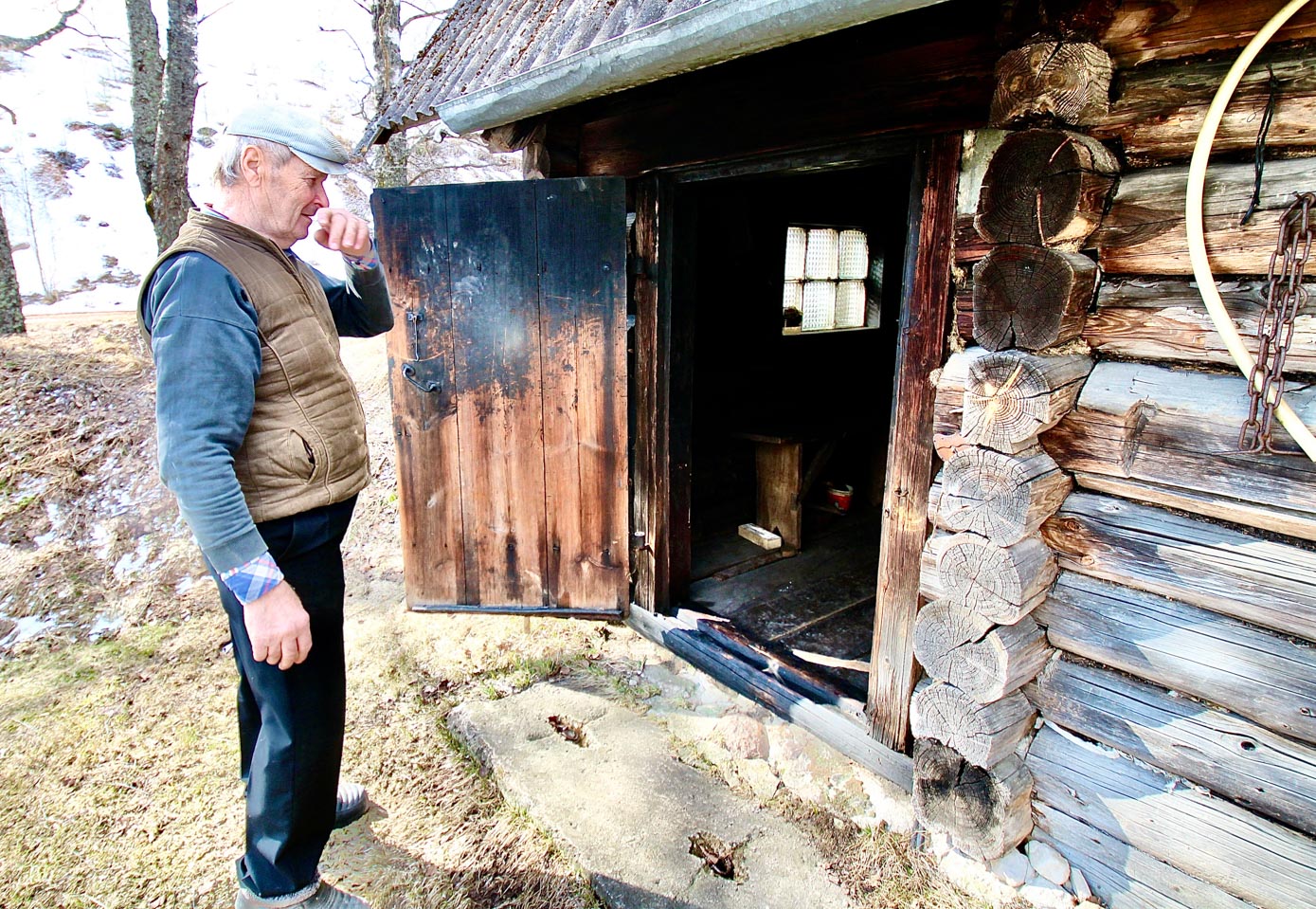 Suitsusauna ust avades lööb Pavel Timoninile vastu tõelise suitsusauna lõhn. FOTO: Kalev Annom