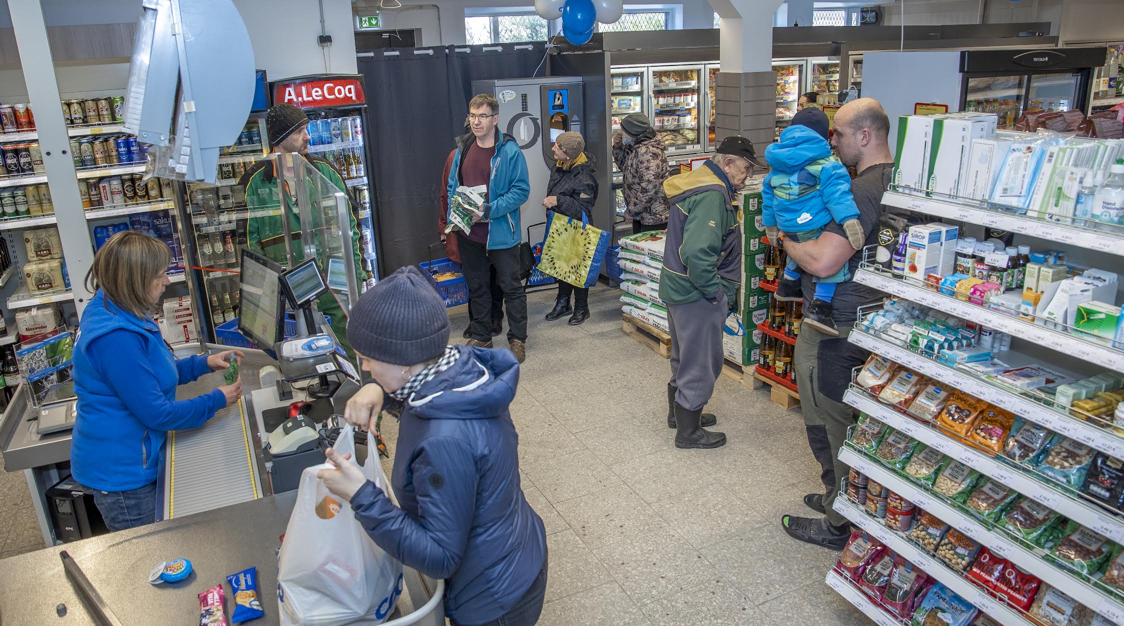 Teisipäeva pärastlõunal avatud uuenenud Varstu kaupluses ei tahtnud järjekord raugeda. Foto: AIGAR NAGEL