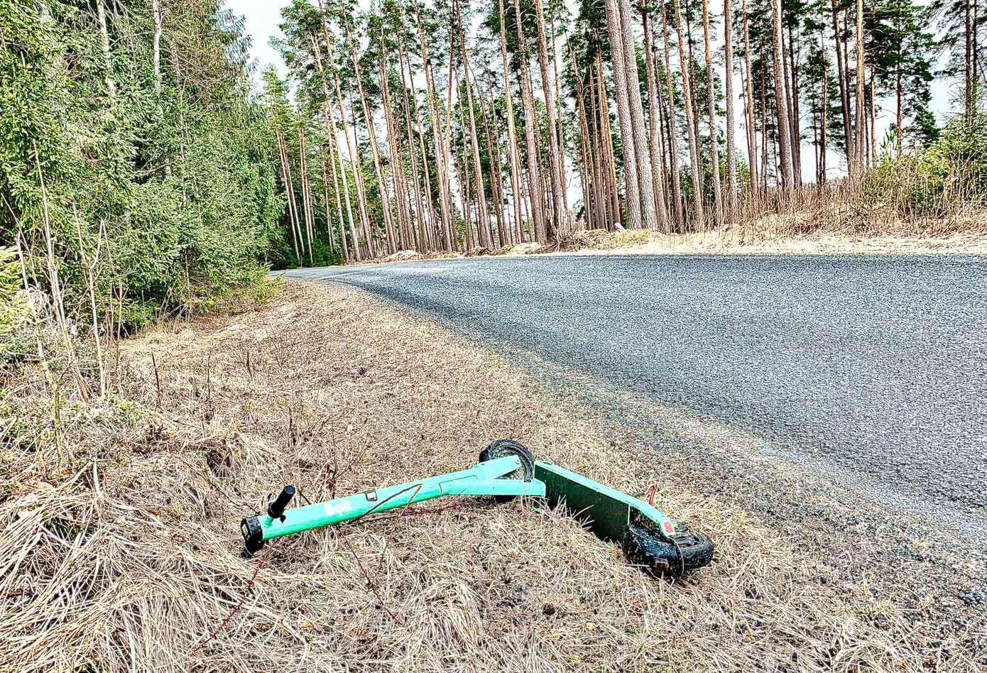 Maha jäetud tõukeratas Kubja-Roosisaare tee 2,6. kilomeetril.  Fotod: VT LUGEJA