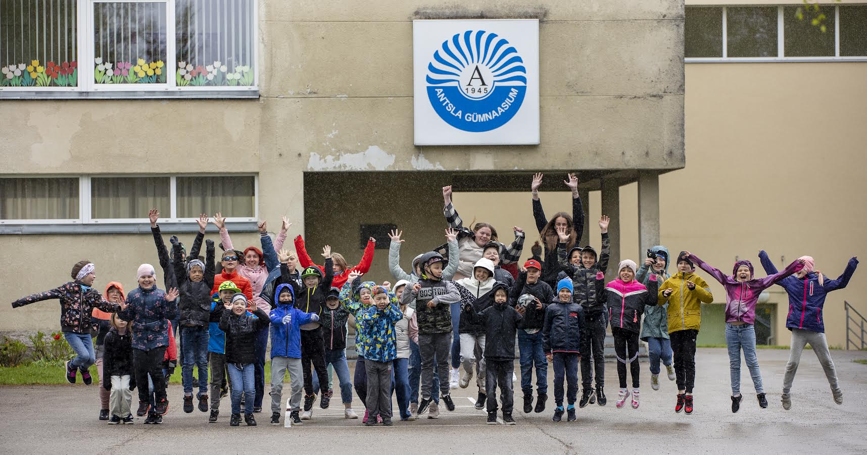 Värskes õhus armastavad Antsla kooli noored õppurid mängida peitust, see on number üks nii poiste kui ka tüdrukute seas. Foto: AIGAR NAGEL