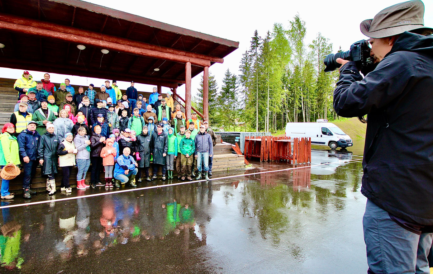 Ühispildi tegemise ajaks olid  paljud istutajad kahjuks lahkunud. Pildil kõige ees kükitab omaaegne Munamäe metsavaht Ahti Utsal. Pilti  teeb Are Tralla (paremal). FOTOD: Kalev Annom