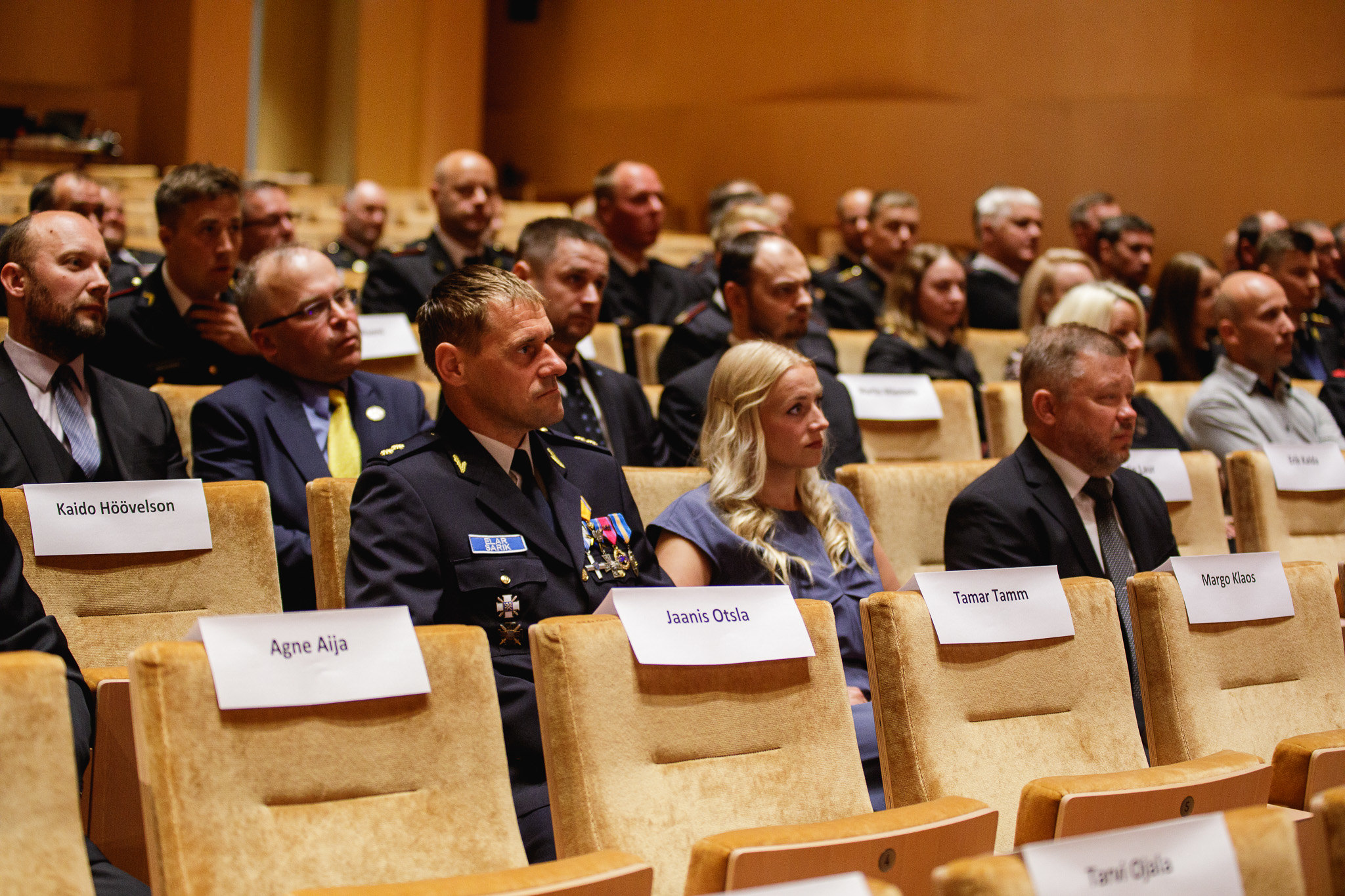 Teiste hulgas pälvisid Võrumaalt tunnustuse Võru piirkonnagrupi piirkonnapolitseinik Elar Sarik ja SA Võrumaa Arenduskeskus heaolu spetsialist Merylin Viin (esiplaanil keskel). Foto: RASMUS KOOSKORA