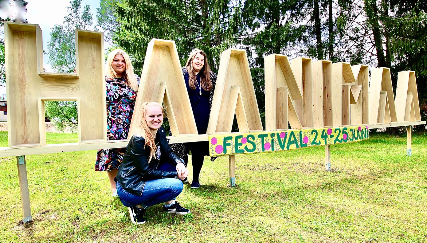 Haanimaa festivali tähise juures jäid eile pildi peale Kerttu Mölder (ees), Mariann Toots (vasakul) ja Helena Utsal. Foto:  KALEV ANNOM