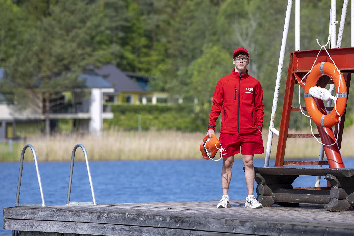 Rannahooaja avamise päeval, 1. juunil oli Võrus Kubja rannas valvet pidamas Marcos Teder. Rannas lehvis punane lipp, sest veetemperatuuriks oli vaid 15 kraadi. Kollane lipp lehvib rannas kuni 18kraadise veesoojaga ning roheline, kõigile vetteminekut lubav lipp lehvib rannas, kui veetemperatuuriks on mõõdetud vähemalt 18 soojakraadi. Foto: AIGAR NAGEL