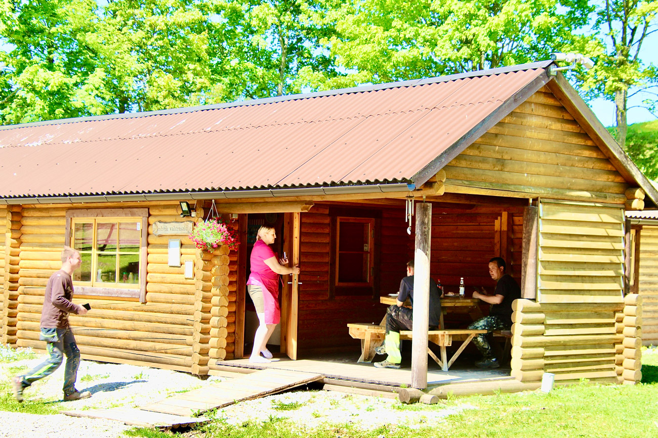 Vahtrasalu kohvik Pihleni külas Hinuri 1 talus. FOTO: Kalev Annom