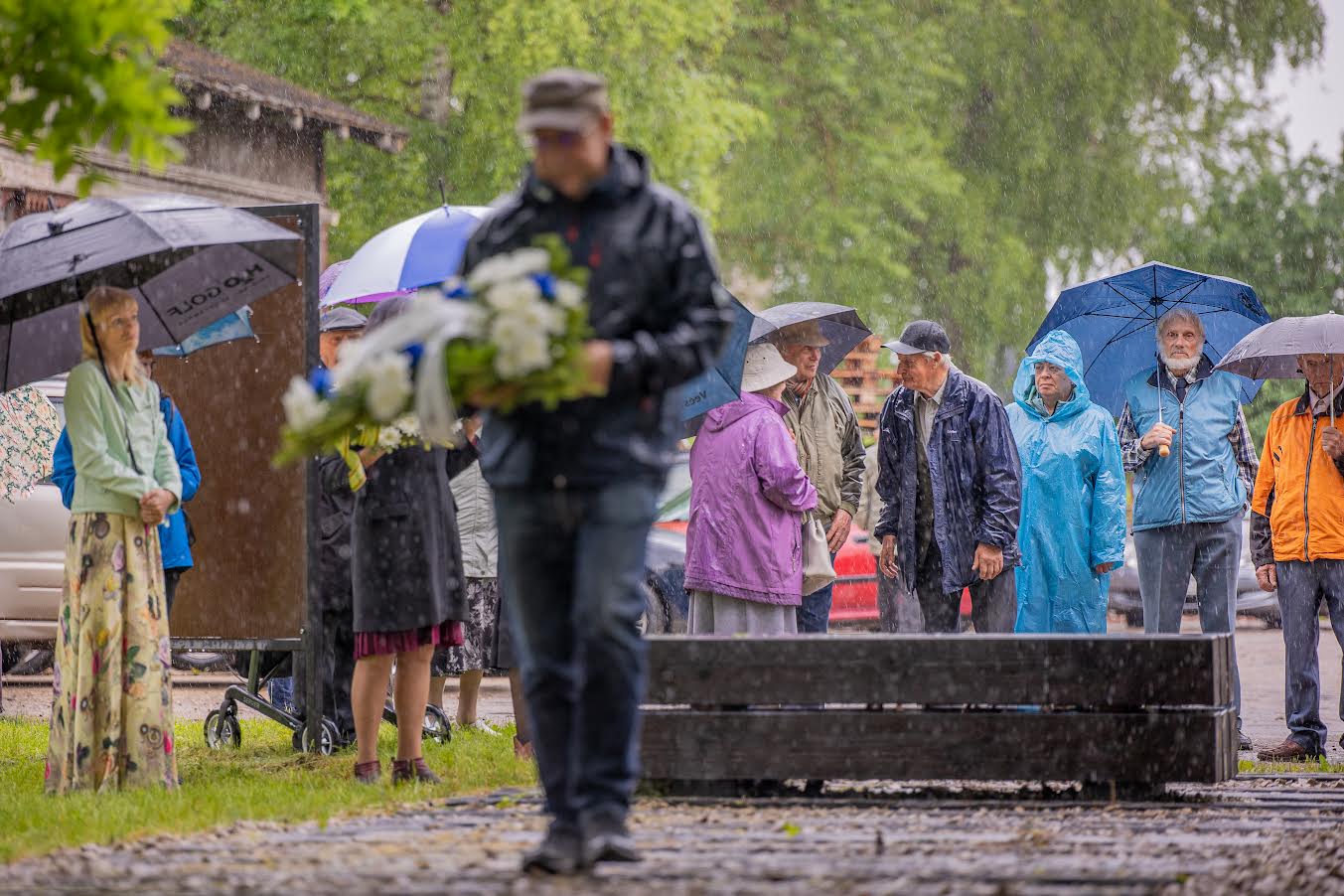 Teisipäevasel vihmasel ennelõunal mälestati Võru raudteejaamas juuniküüditamise ohvreid. Foto: AIGAR NAGEL