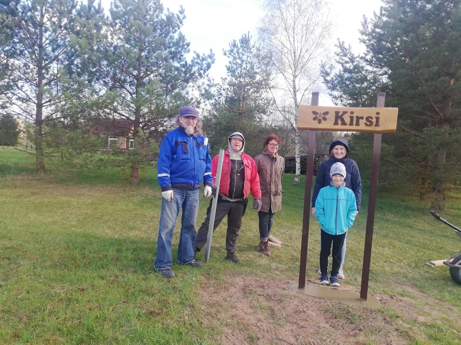 Talusiltide projekt, fotol on Kirsi talu pererahvas ja lisaks Airi Hallik-Konnula seal keskel. Foto: ERAKOGU