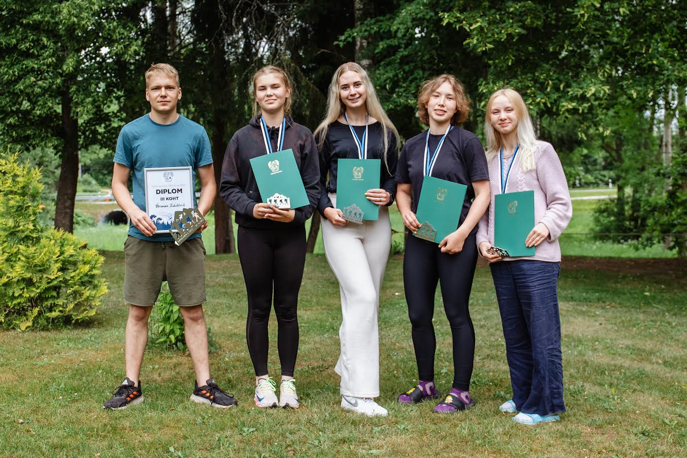 Hetk autasustamiselt. Kolmanda koha eest võtavad tunnustuse vastu Antsla kodutütred Laura Lees, Triina Beate Tagamets, Kristel-Elis Siidra ja Kiira-Aliina Kärgenberg koos oma esindaja ja abimehe Tanel Tom Konsiga.