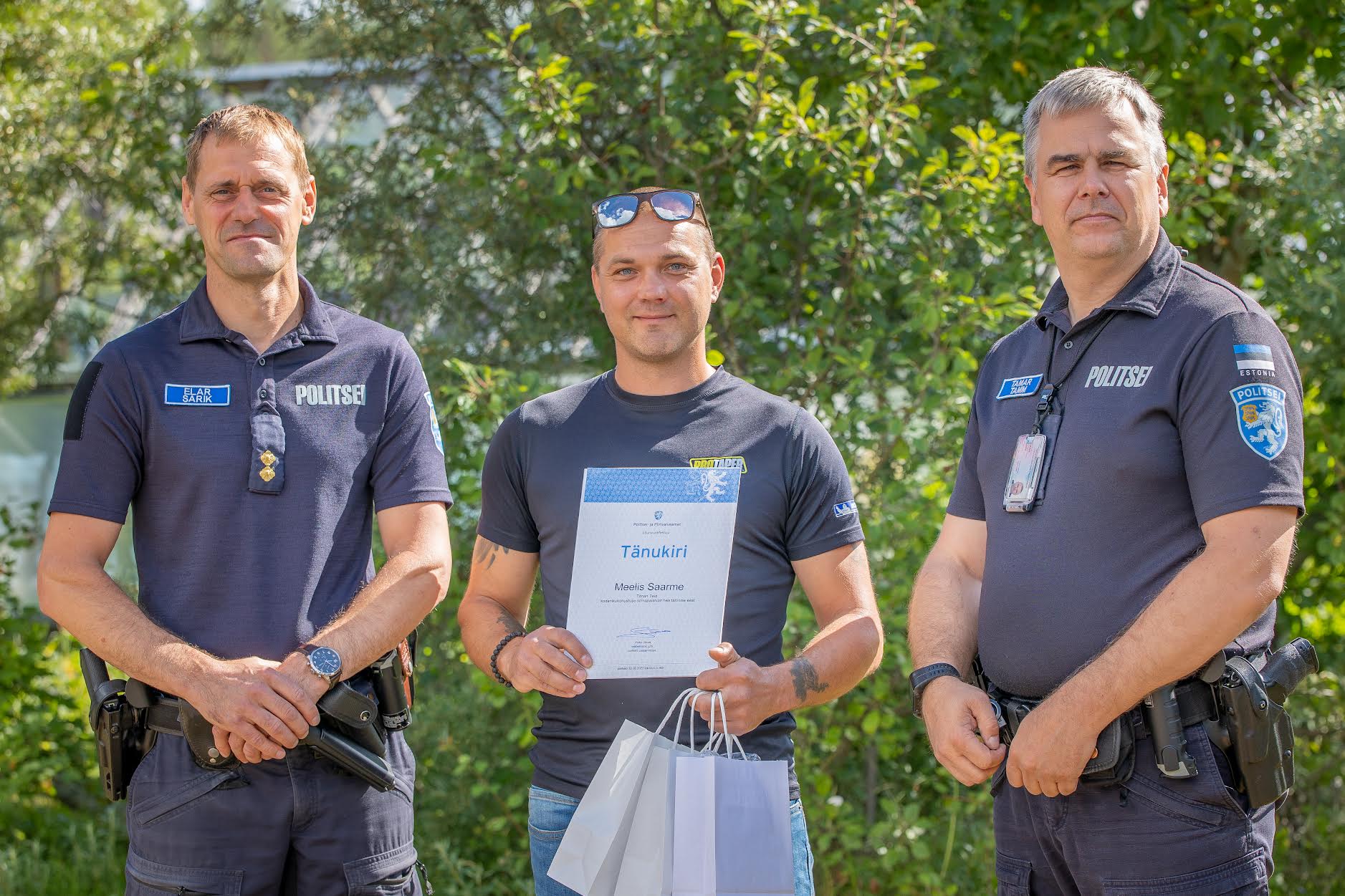 Neljapäeva hommikul käisid piirkonnapolitseinik Elar Sarik (vasakult) ja Kagu jaoskonna juht Tamar Tamm Meelis Saarmele politsei- ja piirivalveameti tunnustust ning tänusõnu edasi andmas. Foto: AIGAR NAGEL