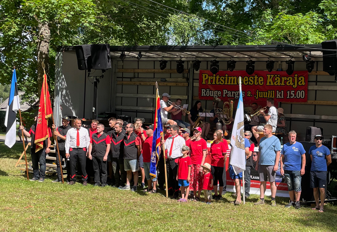 Kõik jõud üles rivistatud ja peoks valmis. Laval võib aimata puhkpilliorkestrit Kungla.  FOTO: Kadri Ugur