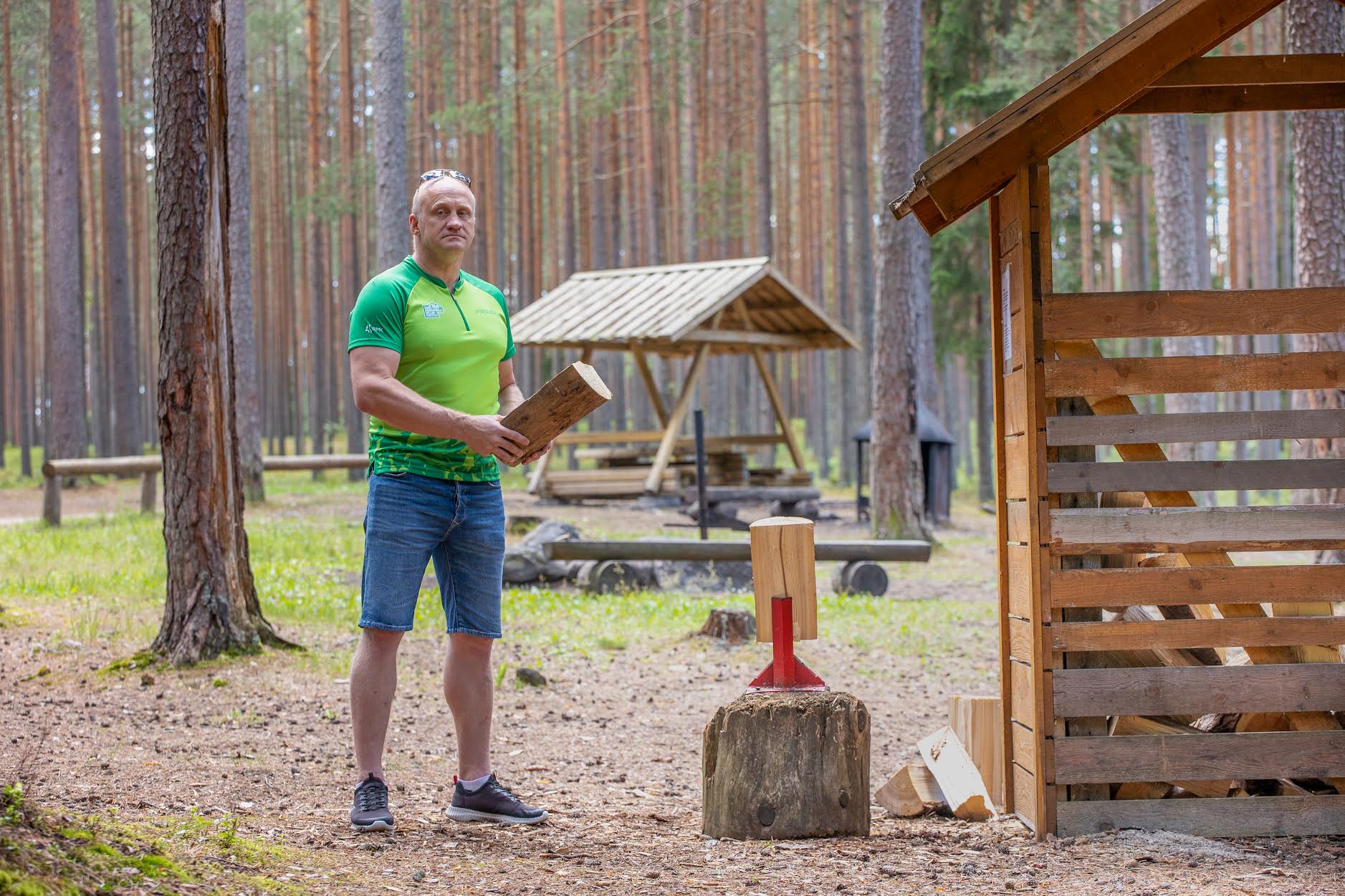 RMK looduskasutuse tegevusvaldkonna külastuskorraldusosakonna Lõuna-Eesti piirkonna juhataja Tarmo Denks selgitab, et sageli on tarvis lõkkematerjal kohapeal väiksemaks raiuda. See nõuab natuke pealehakkamist ja viitsimist, mis omakorda aga optimeerib puude kasutamist. Foto: AIGAR NAGEL