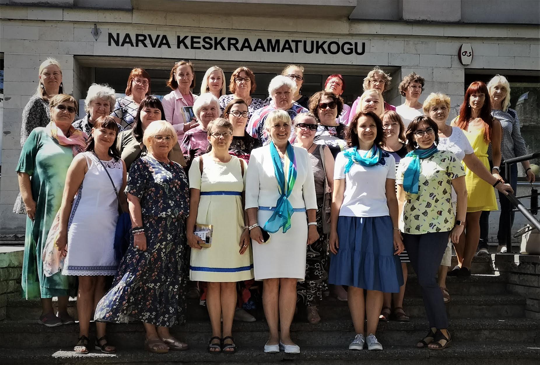 Võrumaa raamatukoguhoidjad Narvas. Keskel Võrumaa keskraamatukogu direktor Inga Kuljus ja Narva keskraamatukogu direktor Maritsa Ort. Fotod: LIANA ALLAS