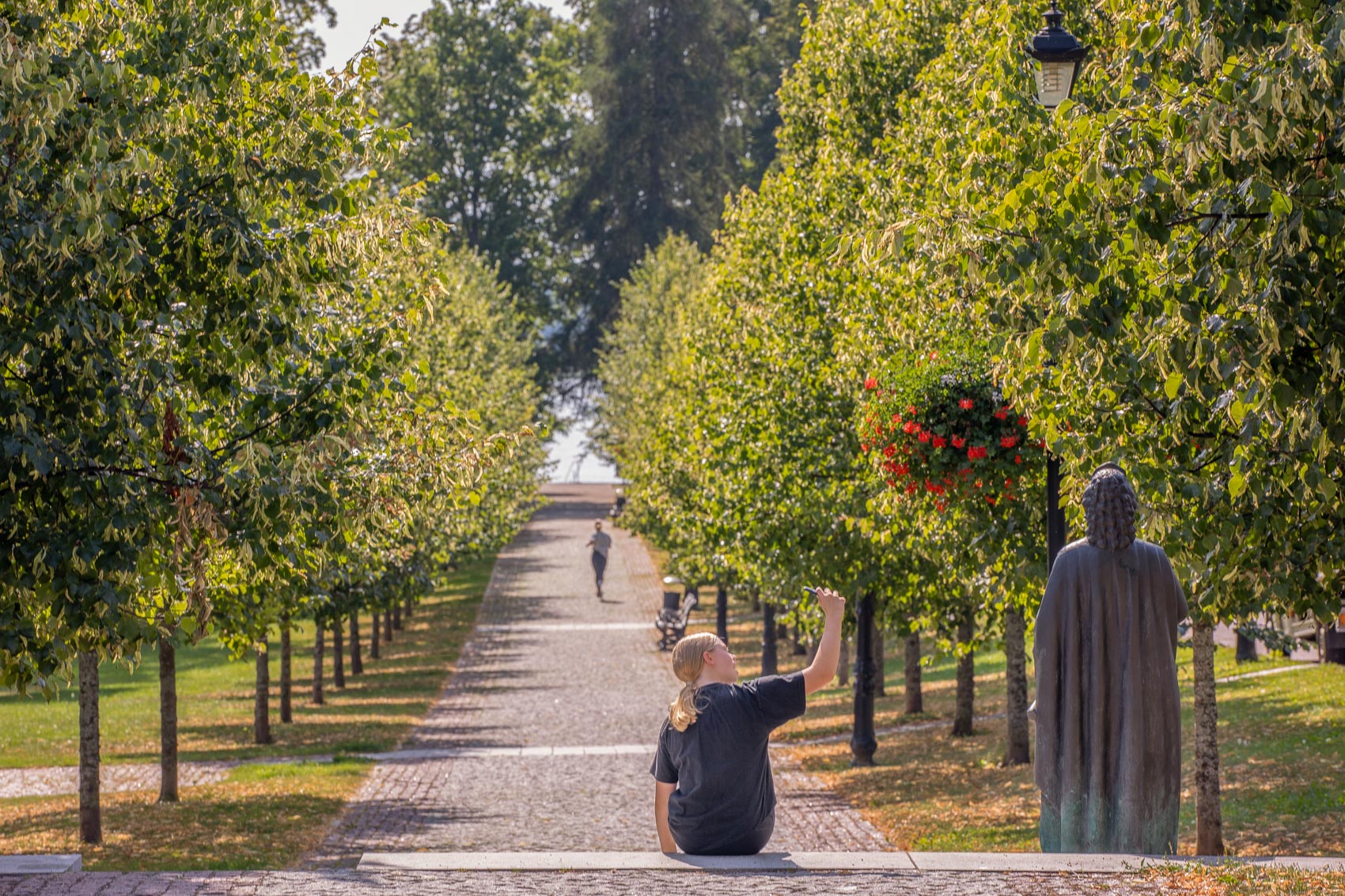 Tänases leitsakus on Katariina alleel mõni üksik jalutaja, juba homme täitub Katariina II ja Kreutzwaldi monumentide vaheline ala igas vormis sõnaloominguga. F Foto: AIGAR NAGEL