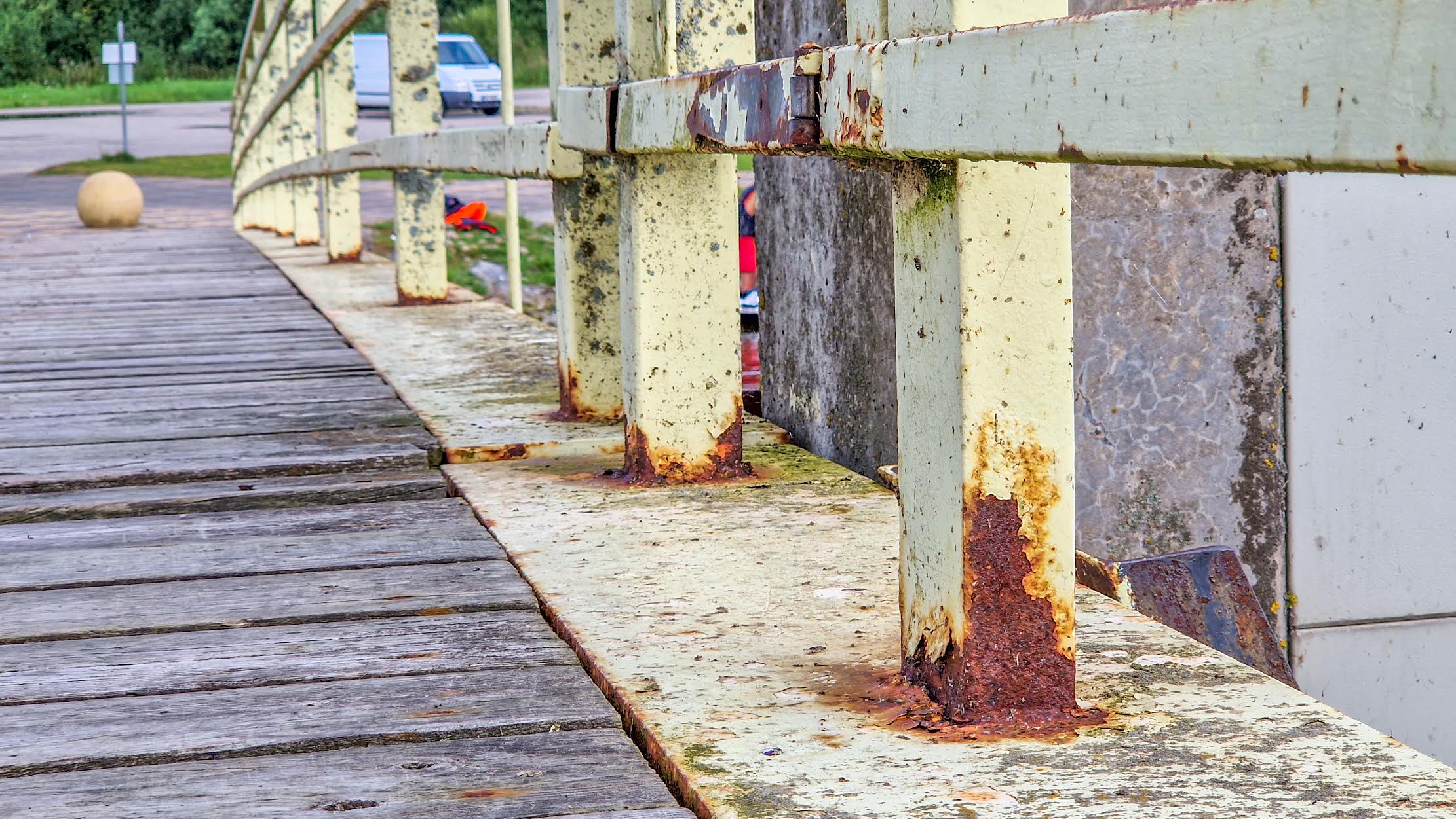 Roosisaare rippsild on 24 aastat vastu pidanud, pärast aktiivsema turismihooaja lõppu ootab seda esimene põhjalikum remont. Fotod: AIGAR NAGEL