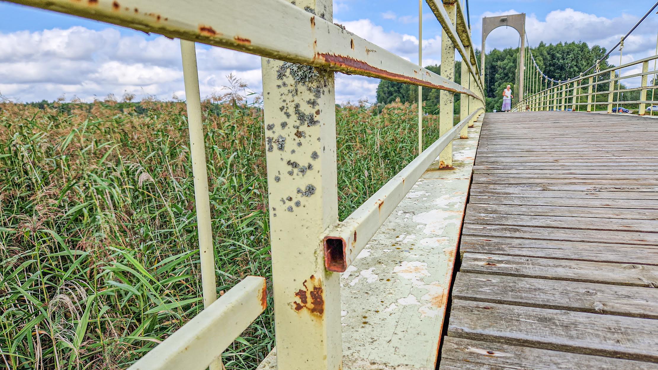 Roosisaare rippsild on 24 aastat vastu pidanud, pärast aktiivsema turismihooaja lõppu ootab seda esimene põhjalikum remont. Fotod: AIGAR NAGEL