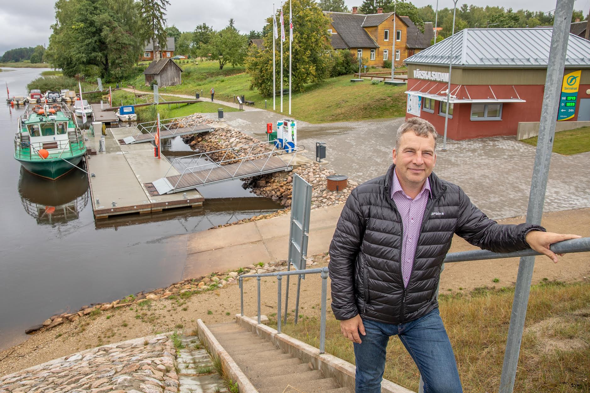 Setomaa vallavanem Raul Kudre selja taha jääb Värska sadam, millest on saanud juba omamoodi maamärk nii oma inimestele kui turistidele. FOTO: Aigar Nagel