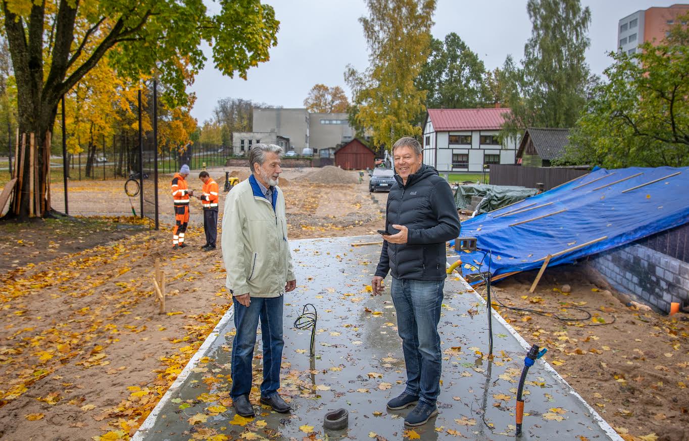 MTÜ Võru Võrkpalliklubi  juhatuse liikmed Olev  Lüütsepp (paremal) ja Aksel  Saal on rahul, et legendaarsed pargiväljakud saavad  nüüdisaegsed lahendused.  Foto: AIGAR NAGEL