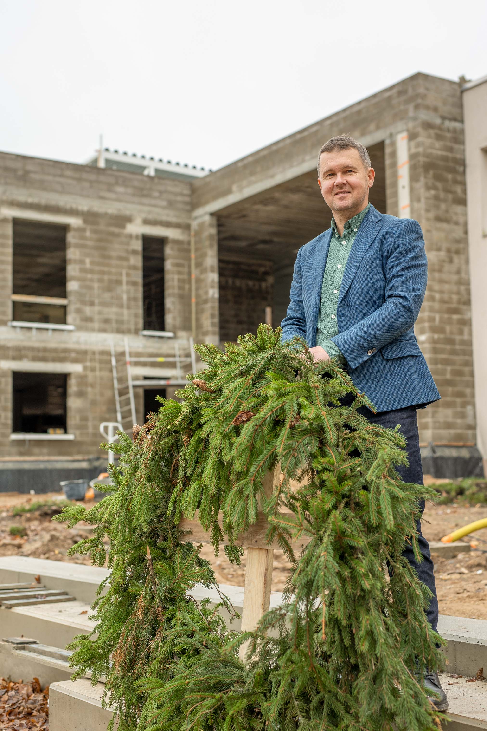 Teisipäeva lõuna ajal tõid sarikapärja katuselt alla Võru vallavanem Kalmer Puusepp (fotol) ja osaühingu Semuehitus projektijuht Ingemar Palm. Fotod: AIGAR NAGEL