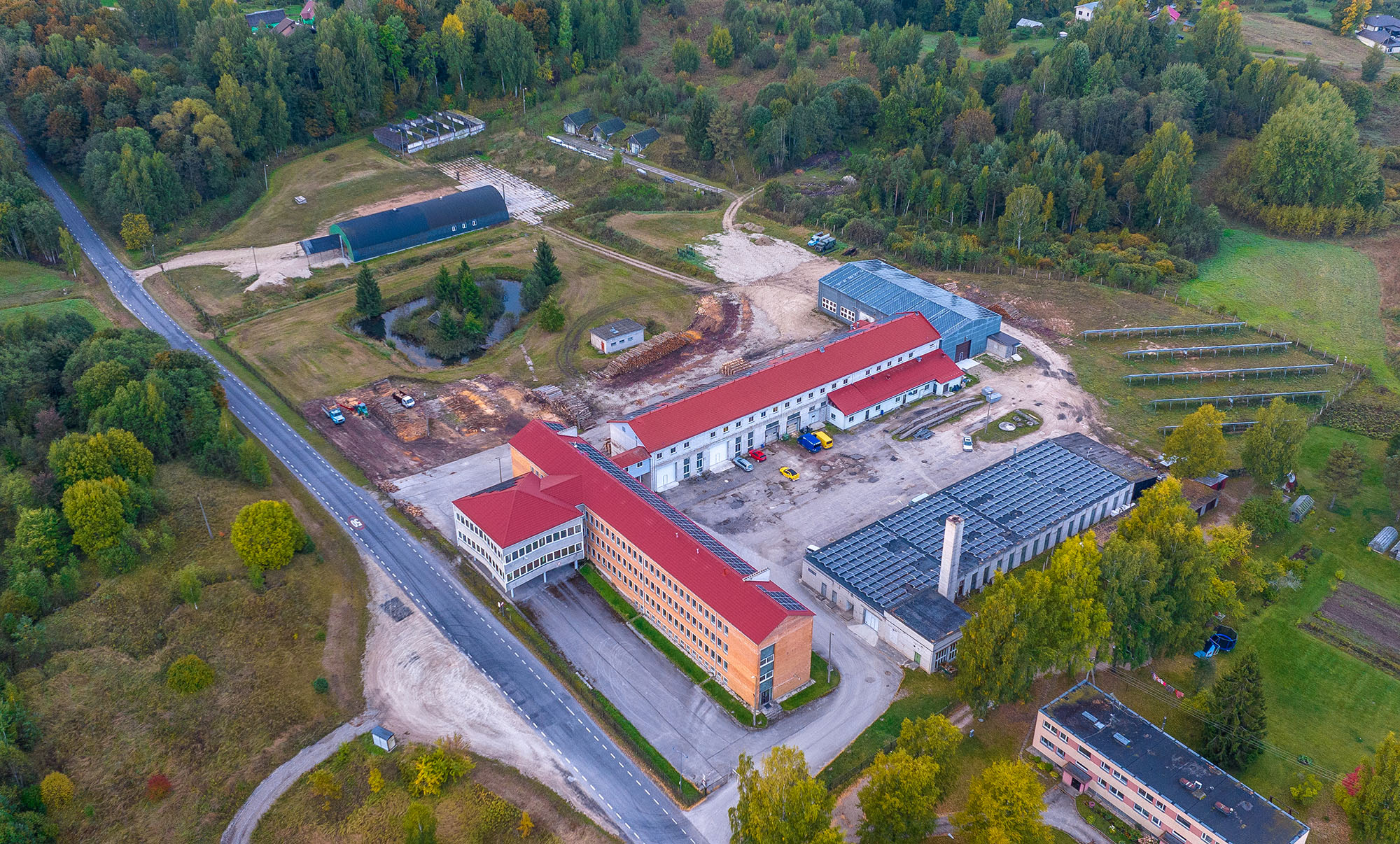 Praegu paistab Meegomäel asunud endise lahingukooli kinnistu silma suuremat sorti päikeseelektri tootmisega. Foto: AIGAR NAGEL