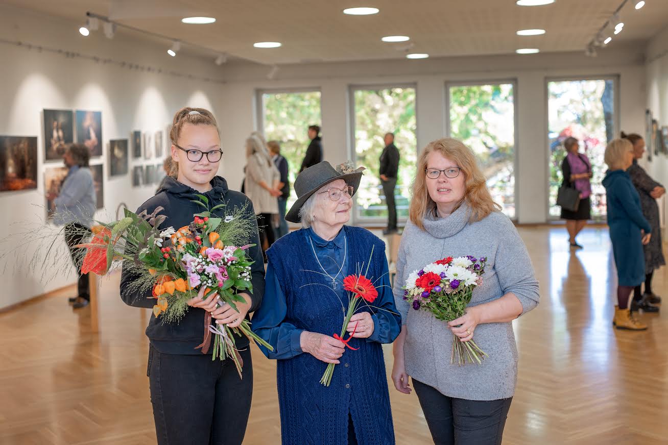 Liive Koppel, Kerto Elvin ja Marii Koppel näituse avamisel Kandles. Foto: AIGAR NAGEL