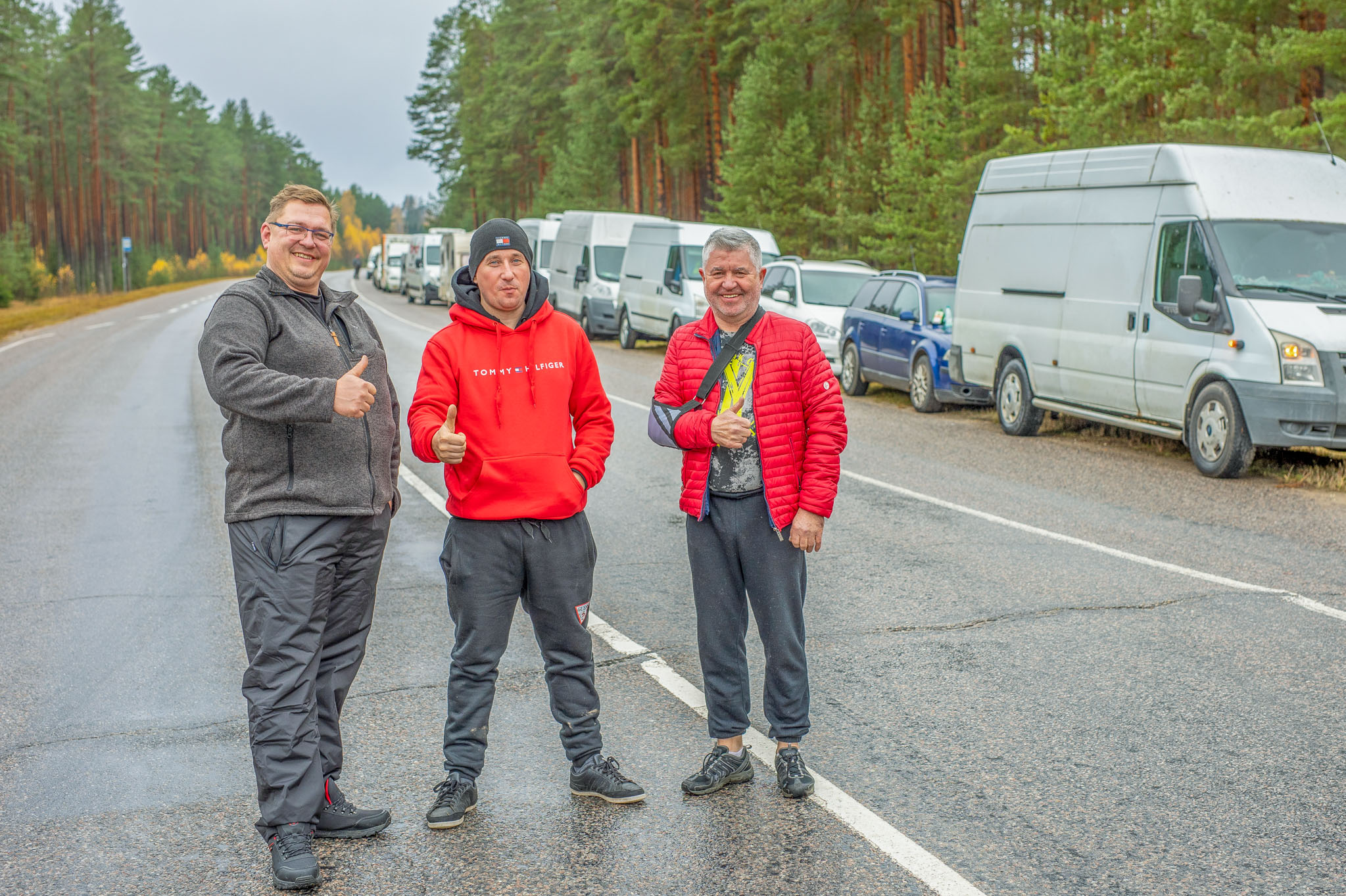 Kolmapäeva hommikul kell 10.37 oli Lindora laada elavas kaupmeeste järjekorras 13 sõidukit. Koha olid sisse võtnud ka Jaan Heinmäe (vasakult), Urmo Urho ja Andres Raimonds. FOTO: Aigar Nagel