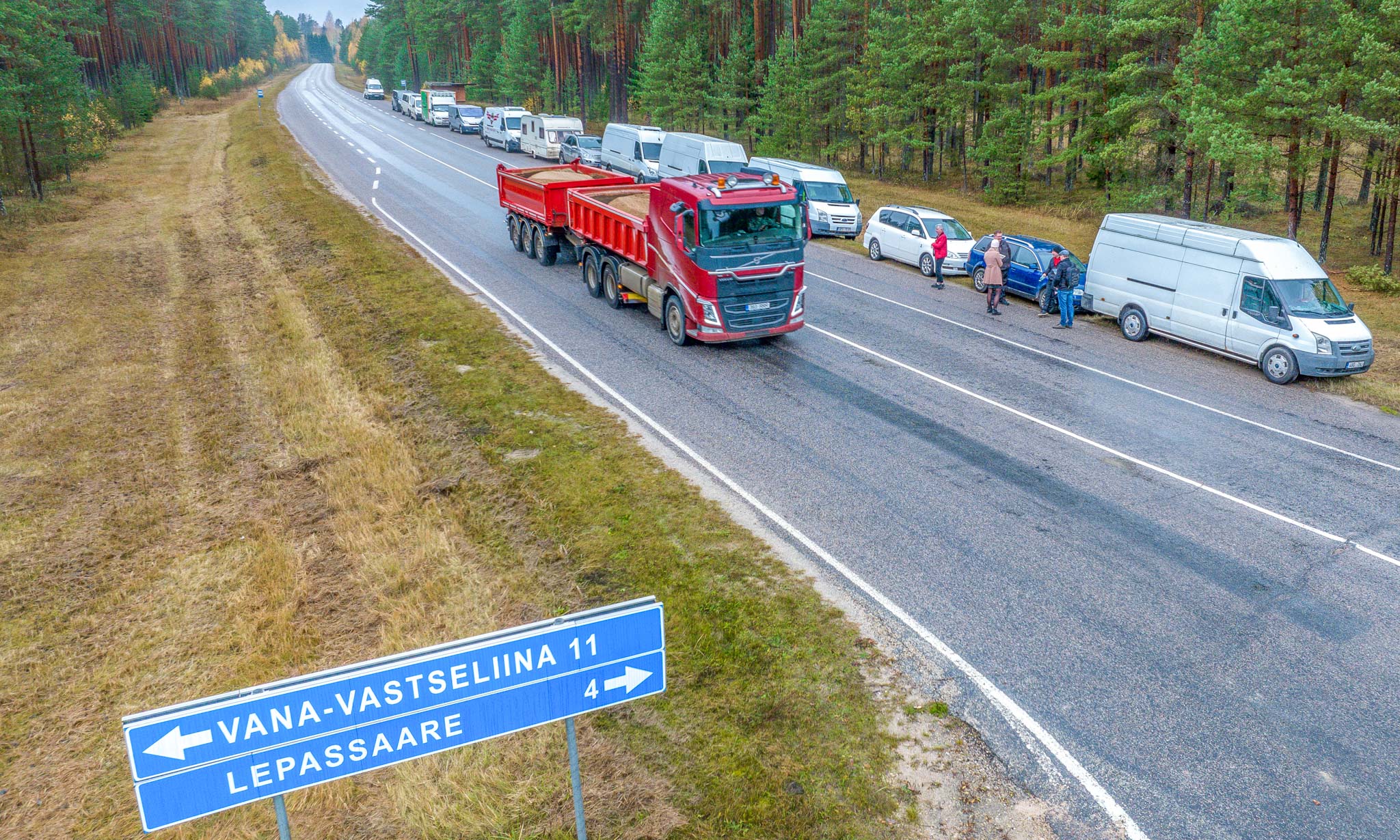 25. oktoobri õhtul kella 20 ajal paigaldas korraldaja teepervele sildi, mille järele oodati kaupmehi oma sõidukeid parkima. Esimene auto jõudis rivisse juba 26. oktoobril kell 00.01. Fotod: AIGAR NAGEL