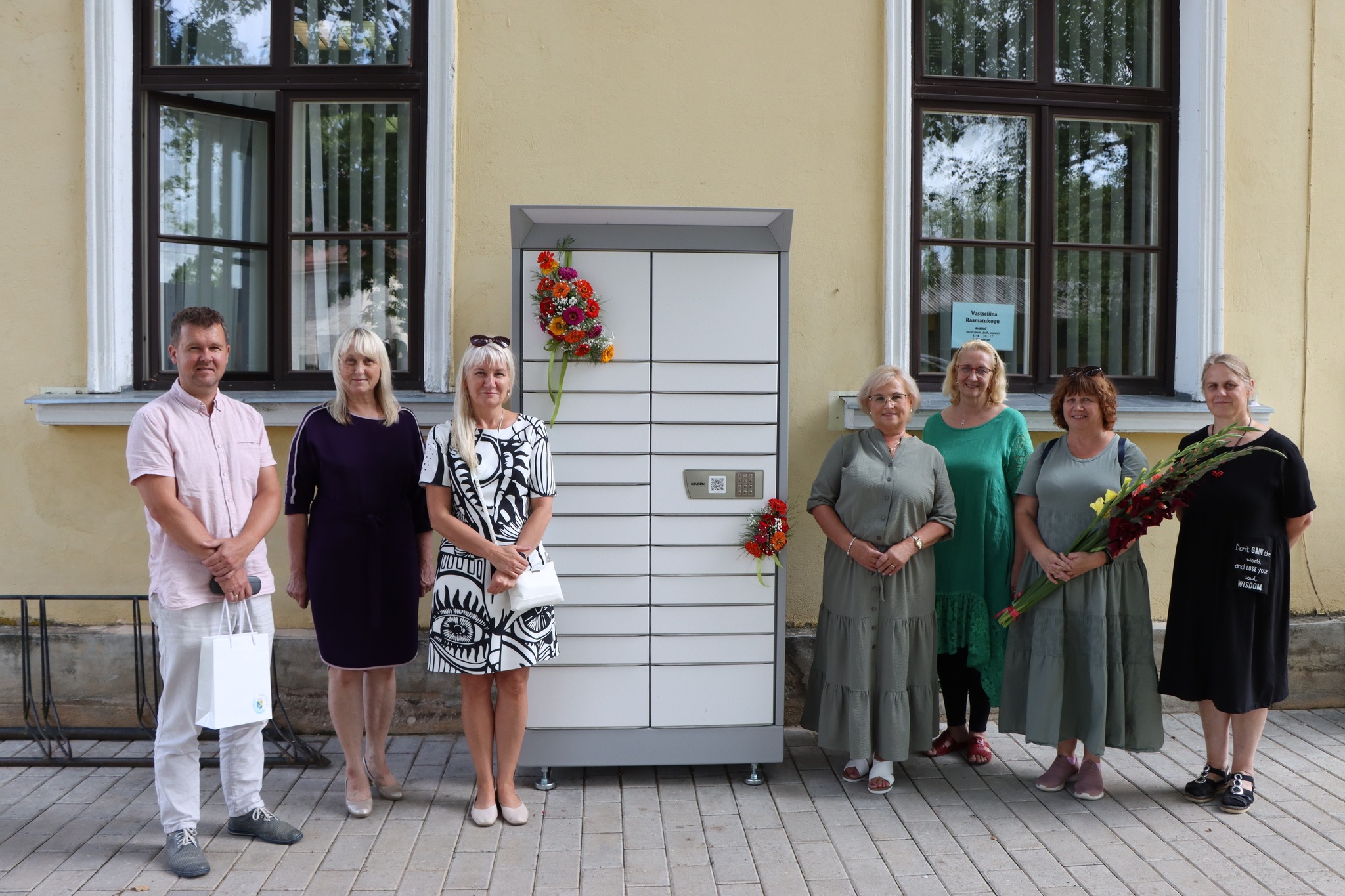 Vastseliina haruraamatukogu raamatulaenutuskapi avamisel osalejad. Vasakult Võru vallavanem Kalmer Puusepp, vallaraamatukogu direktor Marika Kraani, abivallavanem Piret Otsatalu, Vastseliina haruraamatukoguhoidja Lea Lillemets, valla haridusnõunik Siiri Konksi, kultuurispetsialist Maarika Rosenberg ning Vastseliina rahvamaja juhataja Anneli Lõhmus. Foto autor Birgit Pettai