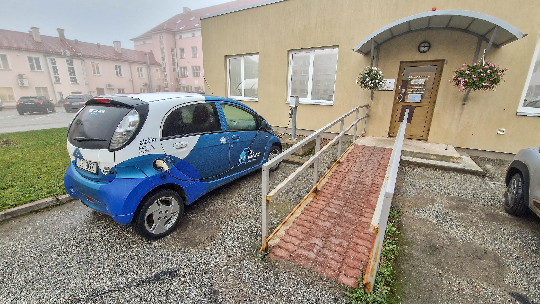 Kümme aastat tagasi riigi poolt laiali jaotatud elektriautod hakkavad vaikselt oma aega ära elama, rajatud laadimisvõrgustik saab aga aina uusi kasutajaid. Foto: AIGAR NAGEL