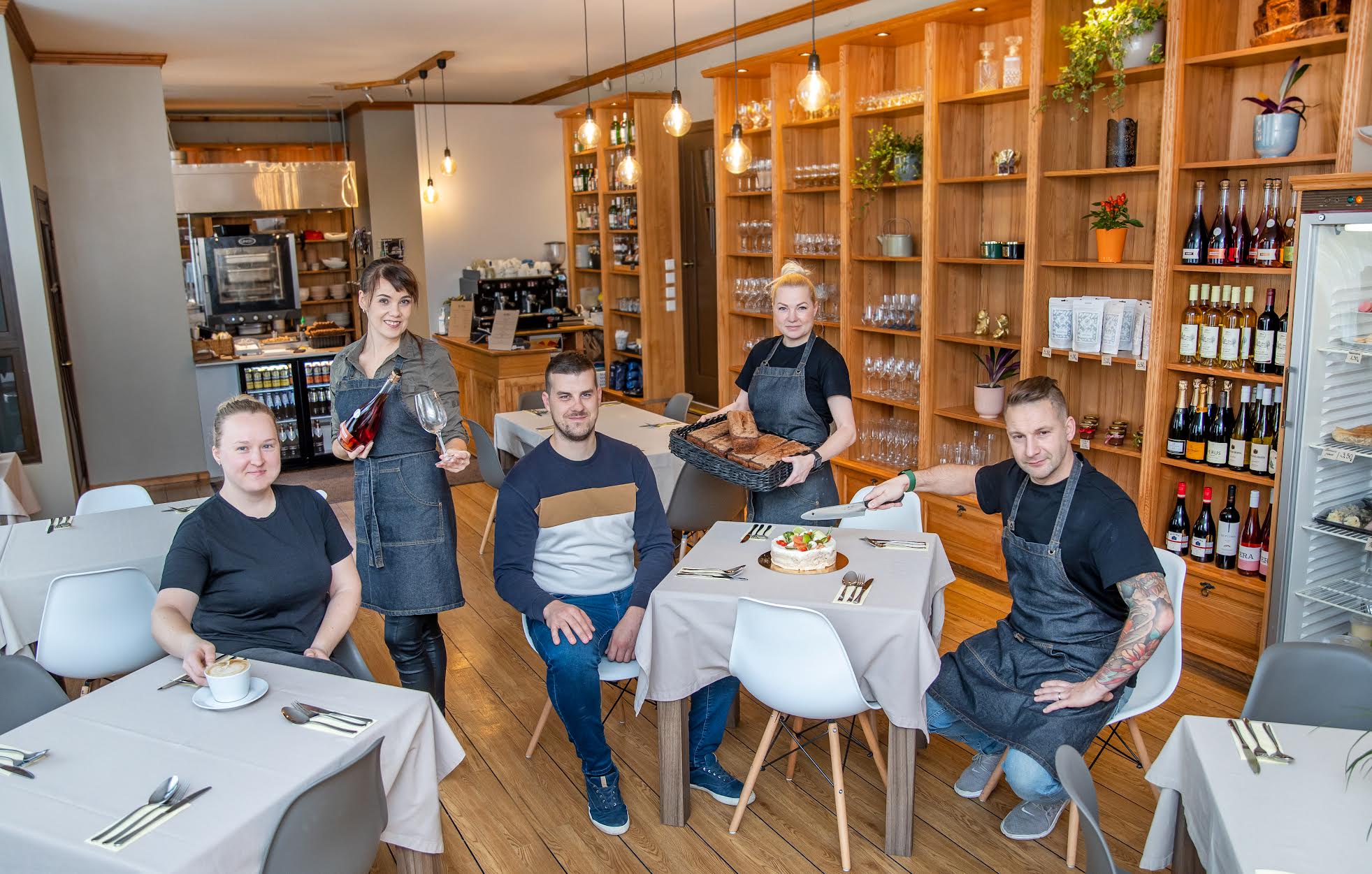 Oktoobri alguses avas Jüri tänaval Lexika raamatupoe endistes ruumides uksed kohvik Kolm. Köö & Deli. Kohvikupere (vasakult): Jane Timpka, Kairi Rebane, Rommy Otti, Katri Käremägi-Sauk ja Ragnar Sauk. Pildilt puuduvad Leelo Palgi ja Helery Haljaste. FOTO: Aigar Nagel