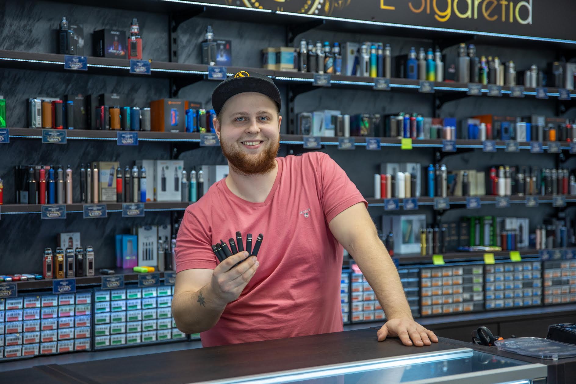 Kagukeskuses toimetava VeipLuxi müügispetsialist Andreas Kuhi kutsub kliente üles poodi tagastama  tühjaks saanud e-sigareti seadmeid. Fotol näitab ta valikut tagasi toodud e-sigarettidest. Foto: AIGAR NAGEL