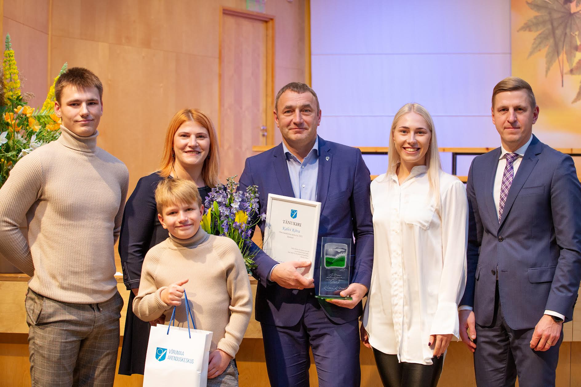 Võru maakonna aasta isa 2022 Kalvi Kõva koos perega  FOTO: Birgit Pettai