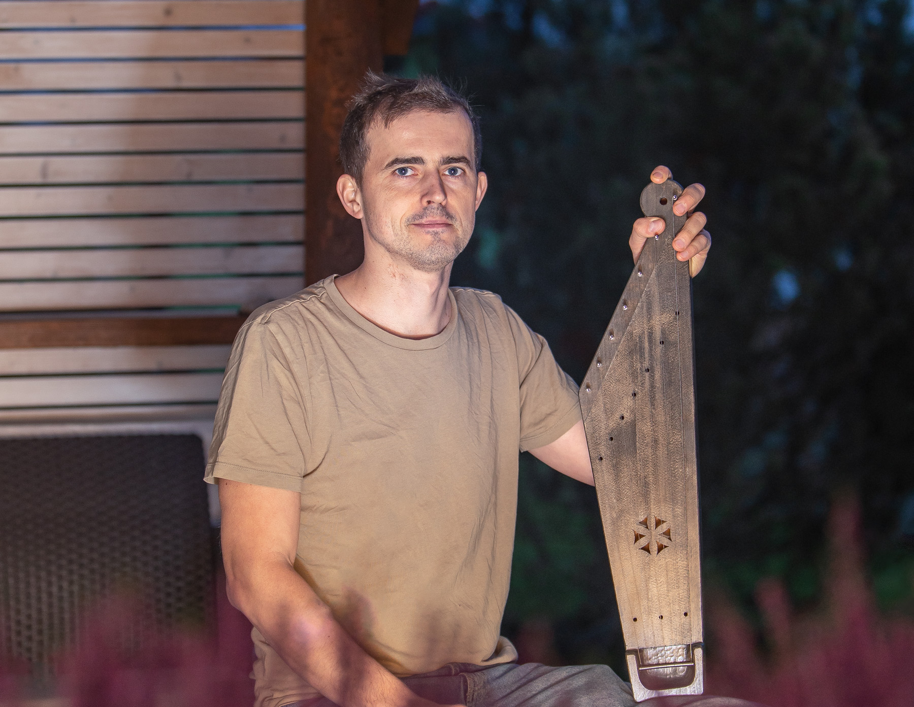 Peale väikekannelde ja hiiu-rootsi kannelde valmistamise on pillimeister Mihkel Soone käe all omal ajal valminud ka mõned trummid.  Praegu nokitseb ta metallkeeltega  gaeli harfi kallal. Fotod: AIGAR NAGEL