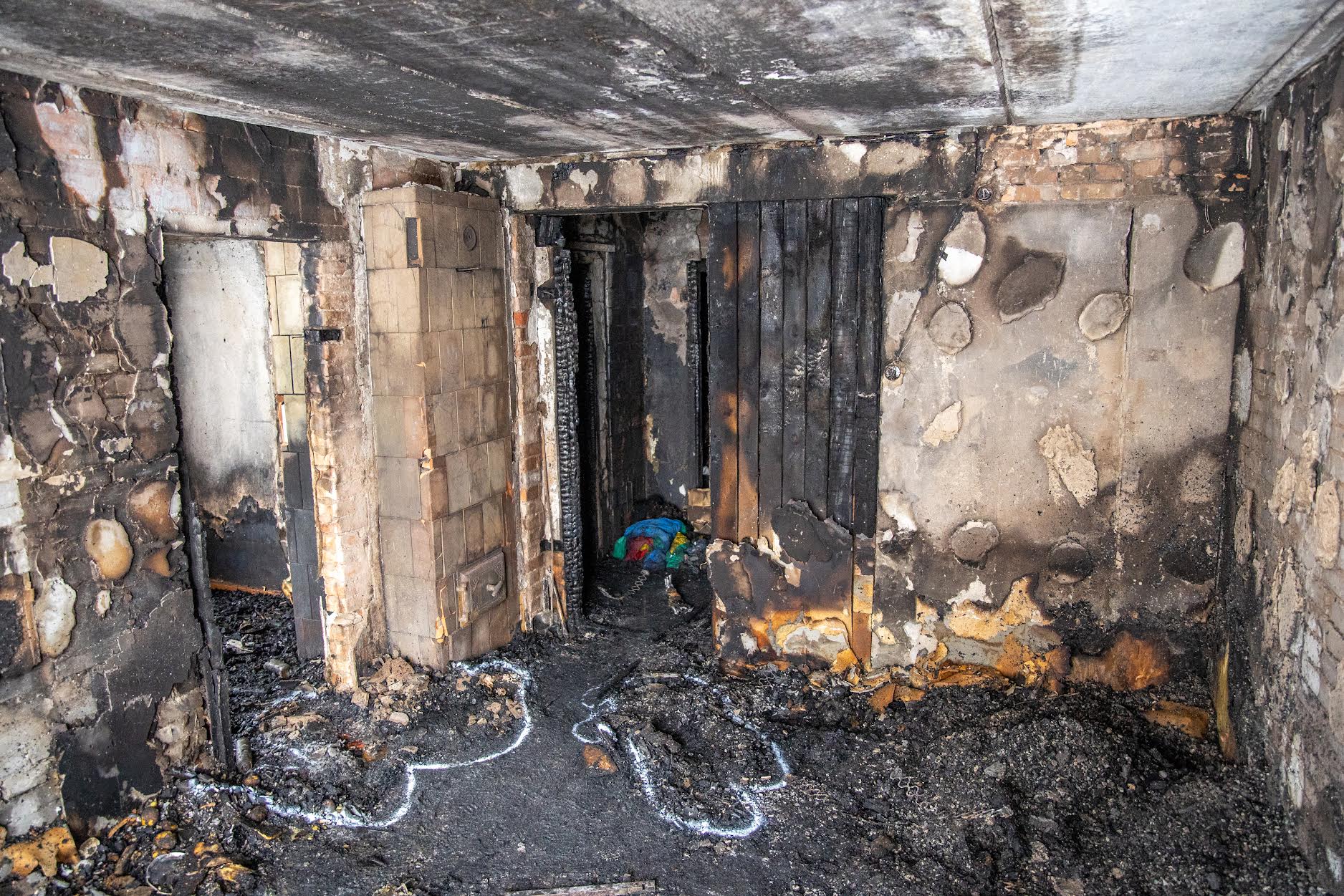 Esimesel korrusel sünnipäeva pidanud 44- ja 45aastasest vennast jäid tühjaks põlenud korterisse maha nende leidmiskohad. FOTOD: Aigar Nagel