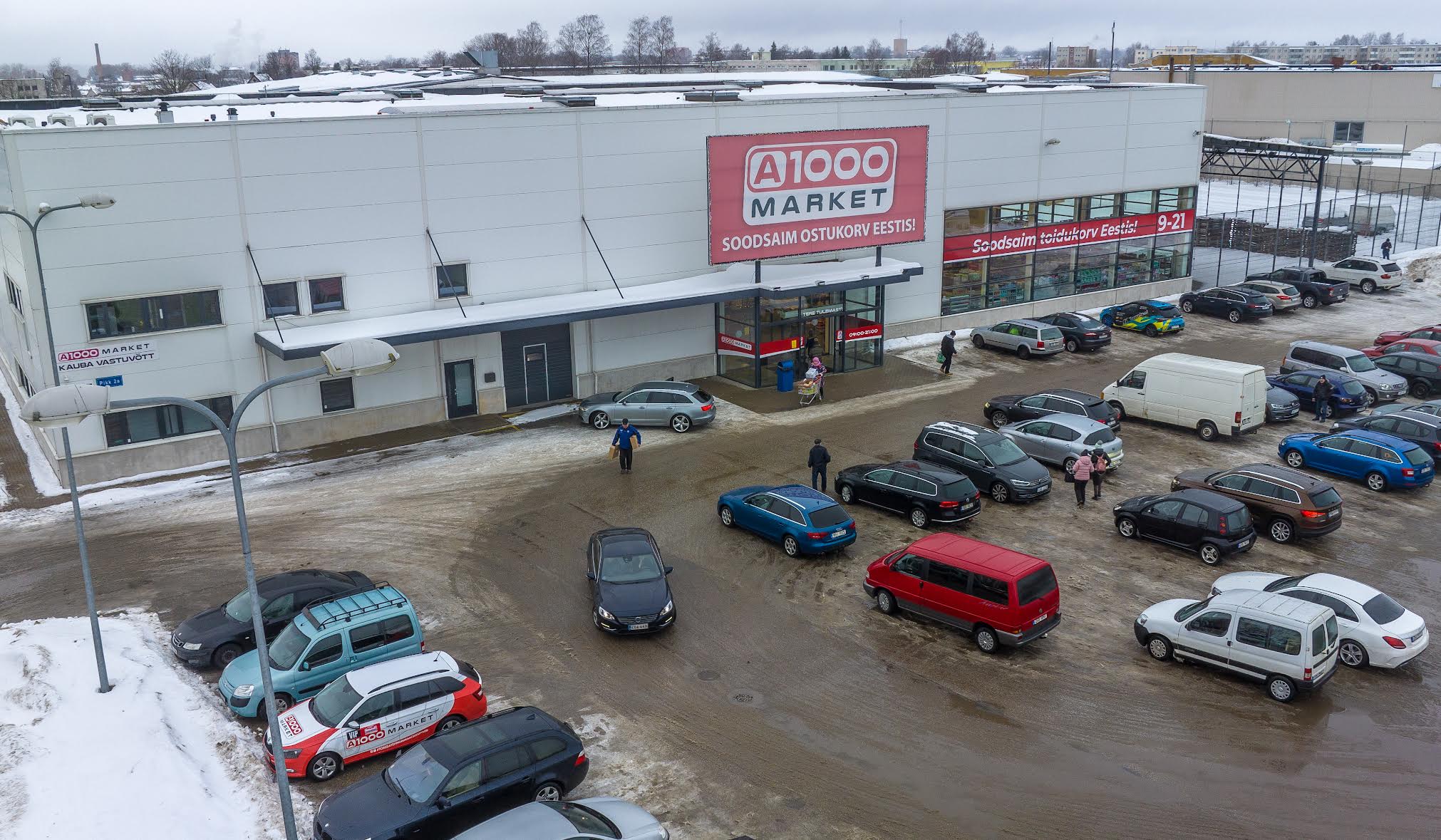 Pühadenädalal täituvad toidukaupluste parklad tavapärasest rohkemate autodega, sest jõuluostud armastatakse jätta viimasele minutile. Foto: AIGAR NAGEL