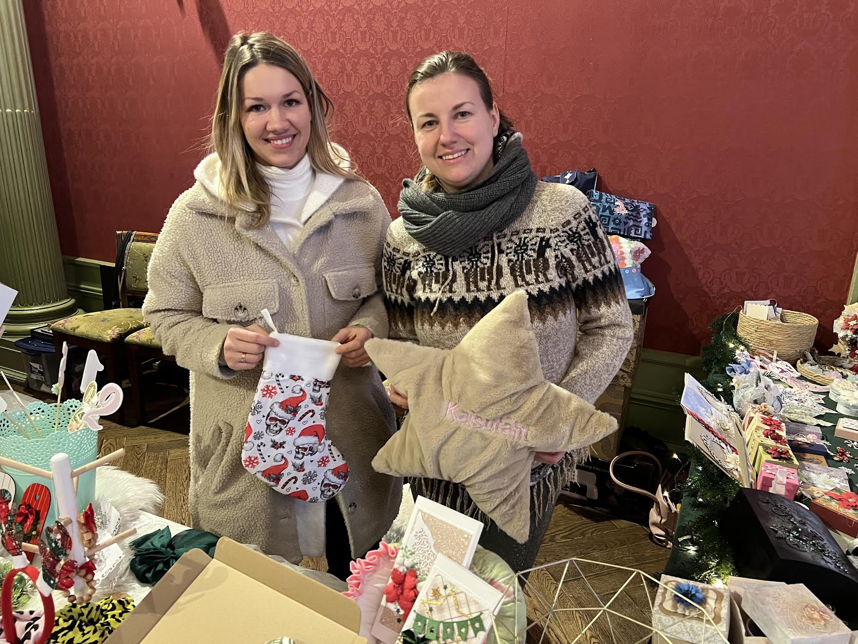 OÜ Tudutuba juhatuse liige  Kadri-Liis Naha (vasakult) ning Teele Kosk Põlvamaalt, kes oli  samuti laupäevasel Alatskivi lossi jõuluturul oma toodetega kliente rõõmustamas. Foto: VÕRUMAA TEATAJA