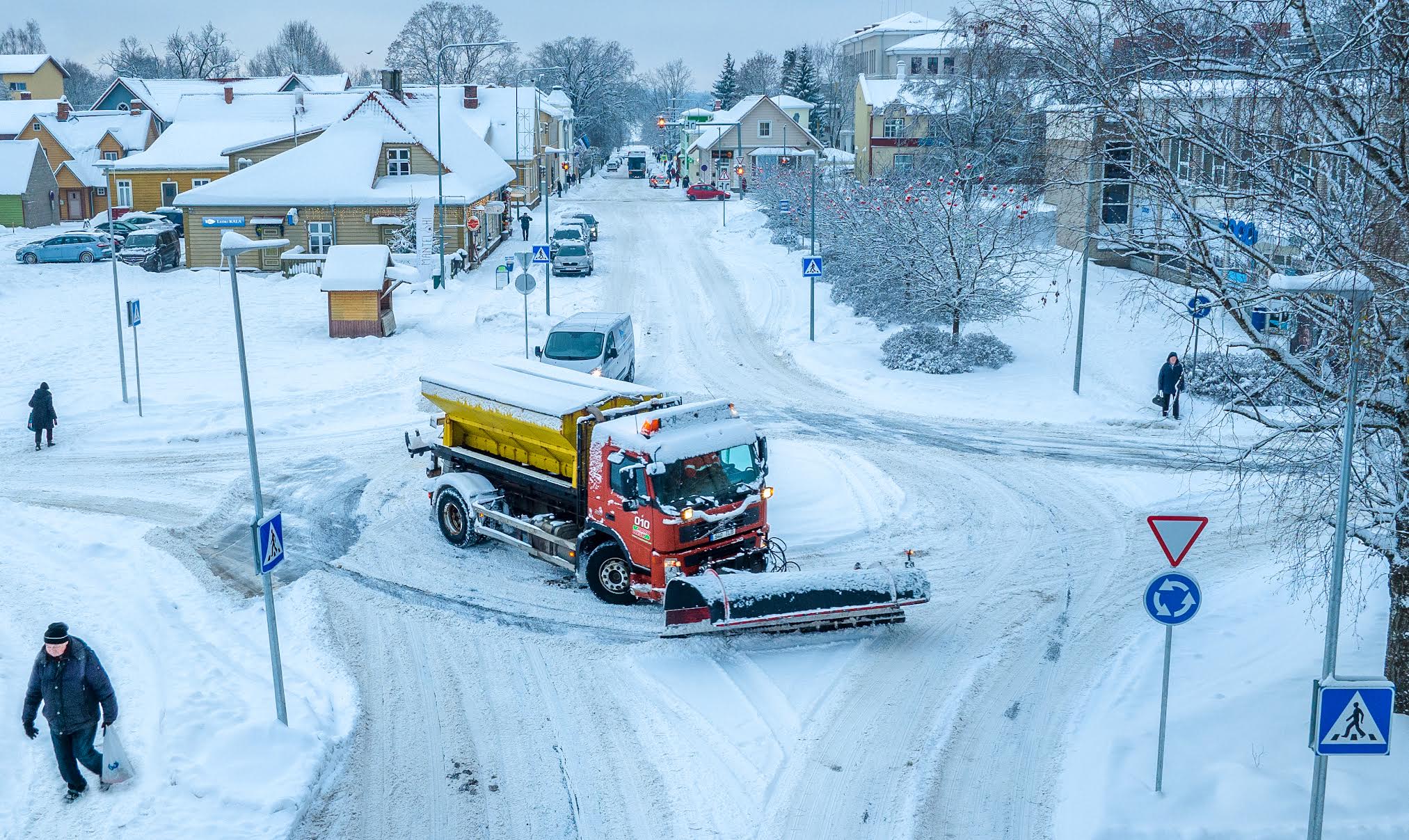 Tänavatel on töös kogu lumetõrjetehnika. FOTOD: Aigar Nagel