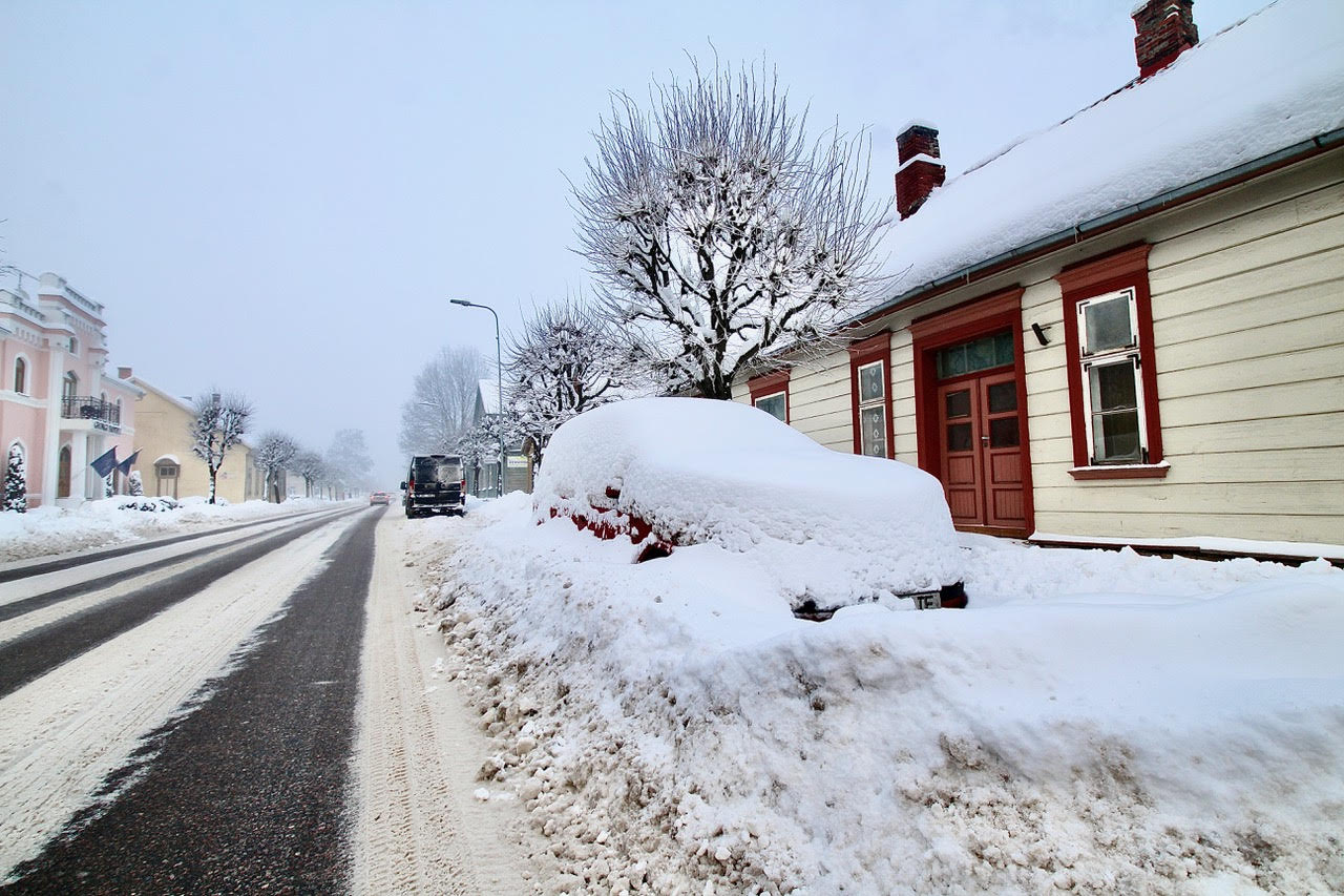 Lumi katab ja matab. Kui Ameerikas matab isegi neljakorruselise maja, siis meil võib märkamatuks jääda auto Võrus Jüri tänaval Georgi hotelli juures. Foto: KALEV ANNOM