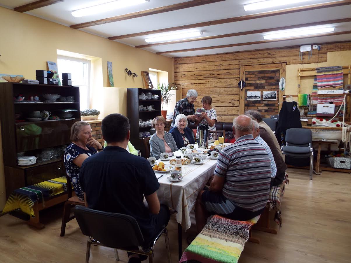 Luutsniku külaseltsi tuumikgrupp on kümme aastat näinud vaeva koduloolise raamatu kaante vahele saamise nimel. Foto: ERAKOGU