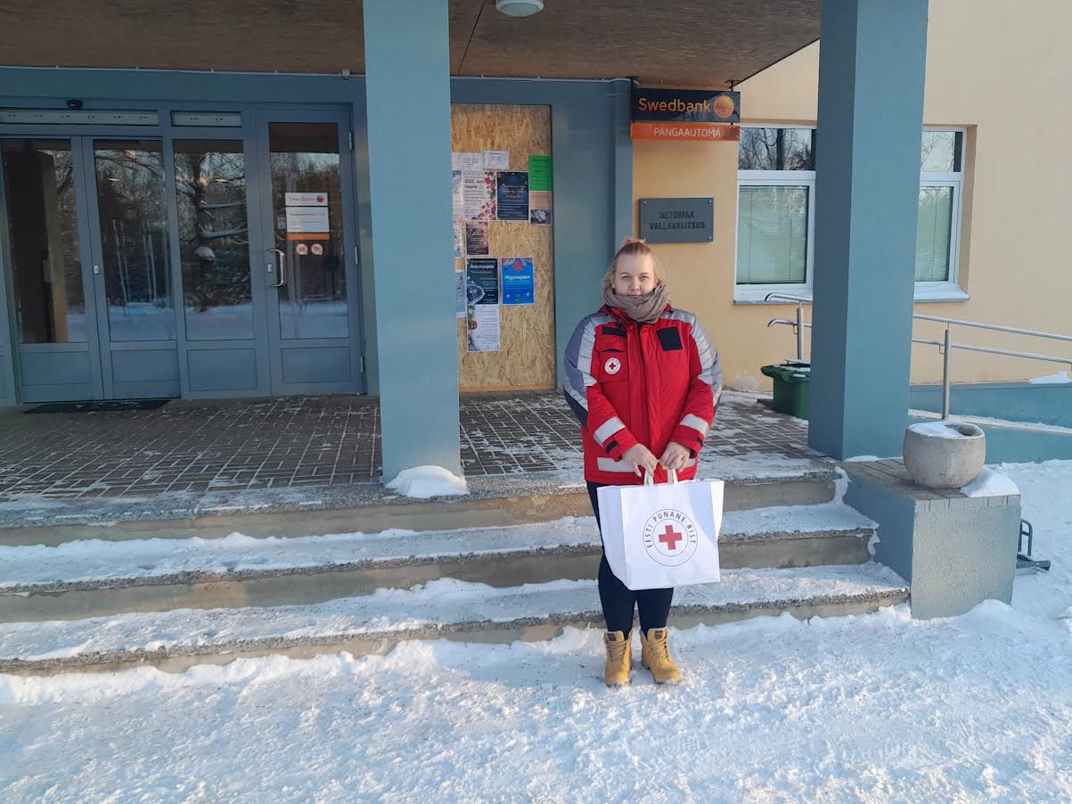 Punase Risti Võru- ja Põlvamaa koordinaator Mari-Liis Räim viis Setomaa vallavalitsusse koduhooldusel eakatele edasi andmiseks piparkoogikoti. Koogid küpsetasid Eesti Pagari annetatud tainast Võrumaa kutsehariduskeskuse õpilased. Fotod: ERAKOGU