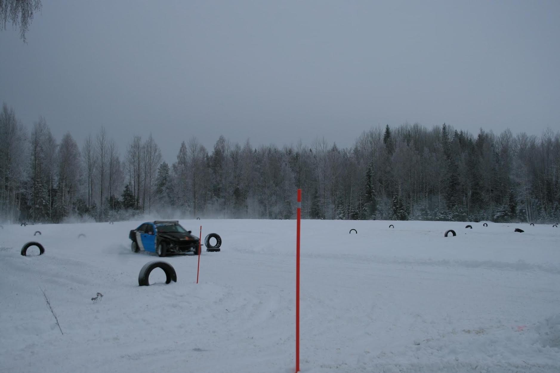 Võrumaal Paidra külas asuvale 1,1kilomeetrisele rajale on oodatud nii staažikad autojuhid kui ka väiksema sõidukogemusega roolijad. Foto: ERAKOGU