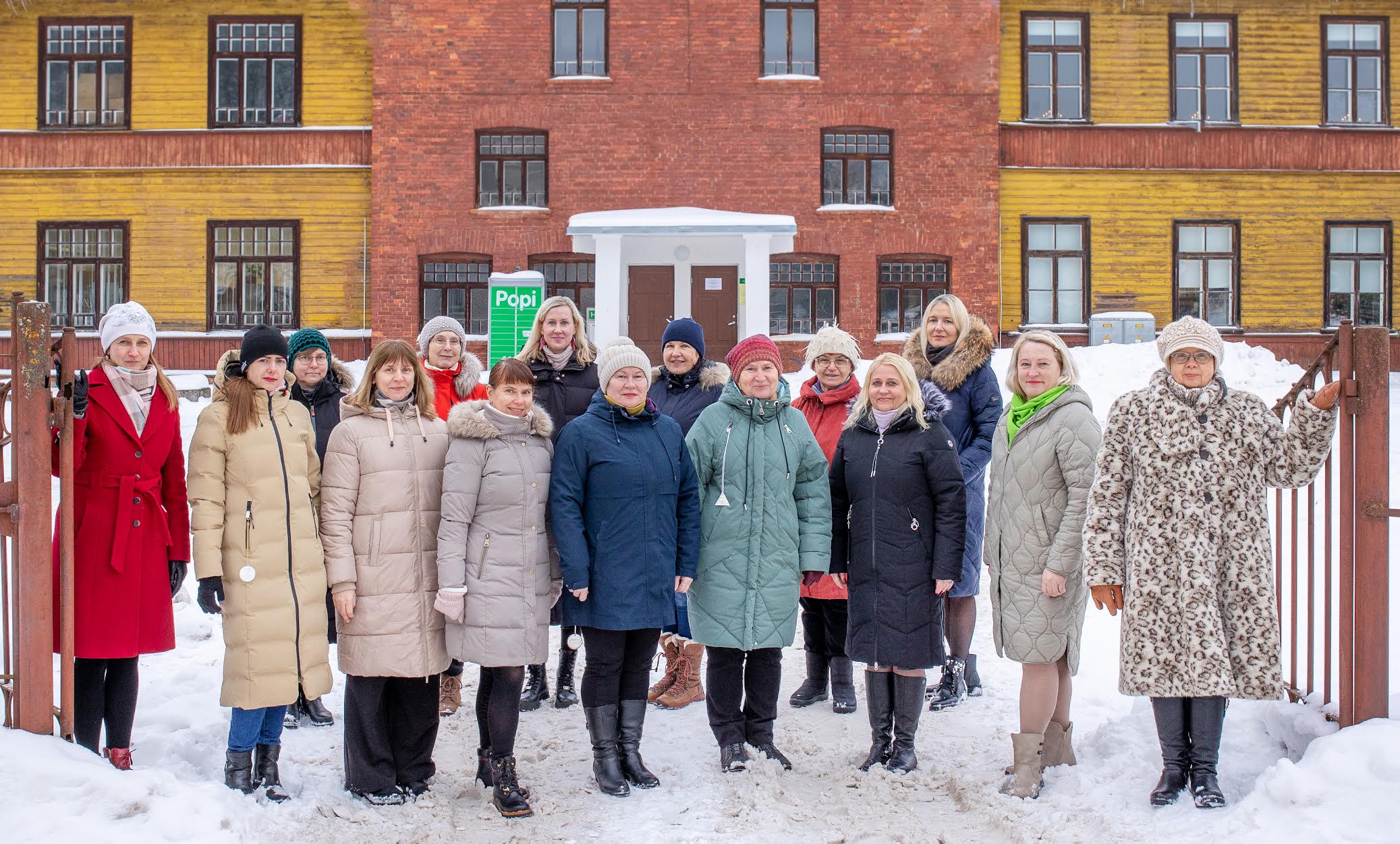 Esireas (vasakult): Maarja Kirschbaum, Merit Hunt, Triin Laatre, Signe Pärnaste, Anu Kasak, Eve Timmi, Tuuli Kütt, Merle Koik,  Inga Kuljus. Tagareas (vasakult): Anne Kroman, Ülle Kobin, Kaiu Viimsalu, Aigi Mäesaar, Helle Laanpere, Monika Kõomägi. FOTO: Aigar Nagel