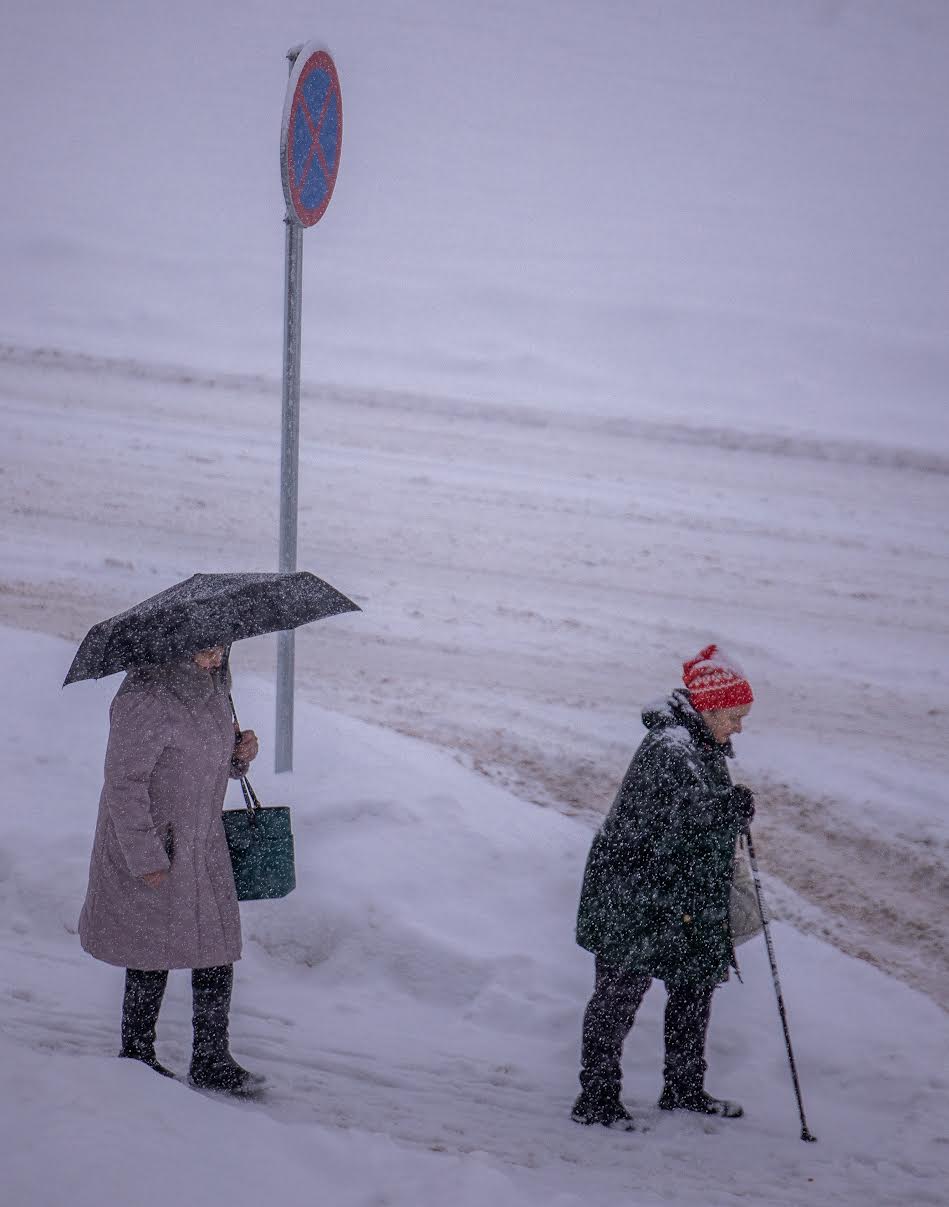 Lumesajus kulgemisel on abiks nii  kepp kui ka vihmavari. Fotod: AIGAR NAGEL