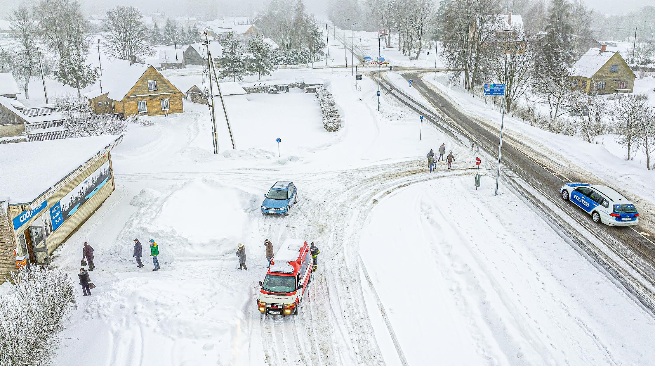 Rahvas, kel kojuminekuga nii kiire polnudki, käis läbi  veel Misso kauplusest, et  vajalik kraam enne koju  naasmist kaasa osta. Foto: AIGAR NAGEL