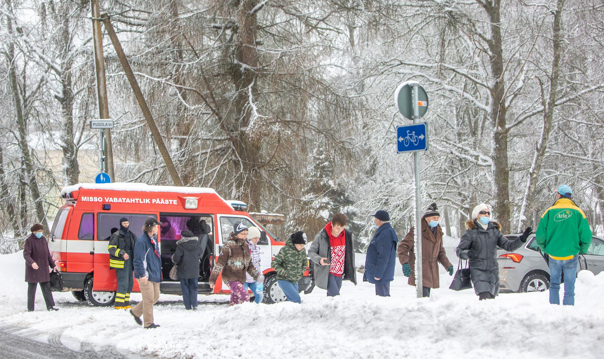 Reede hommikul kümmekond minutit enne  kella poolt kümmet lubati 23 evakueeritut  koju tagasi. Neile tuli lahkesti teele vastu  Misso vabatahtlike päästjate buss, mis soovijate jalavaeva vähendas. Foto: AIGAR NAG