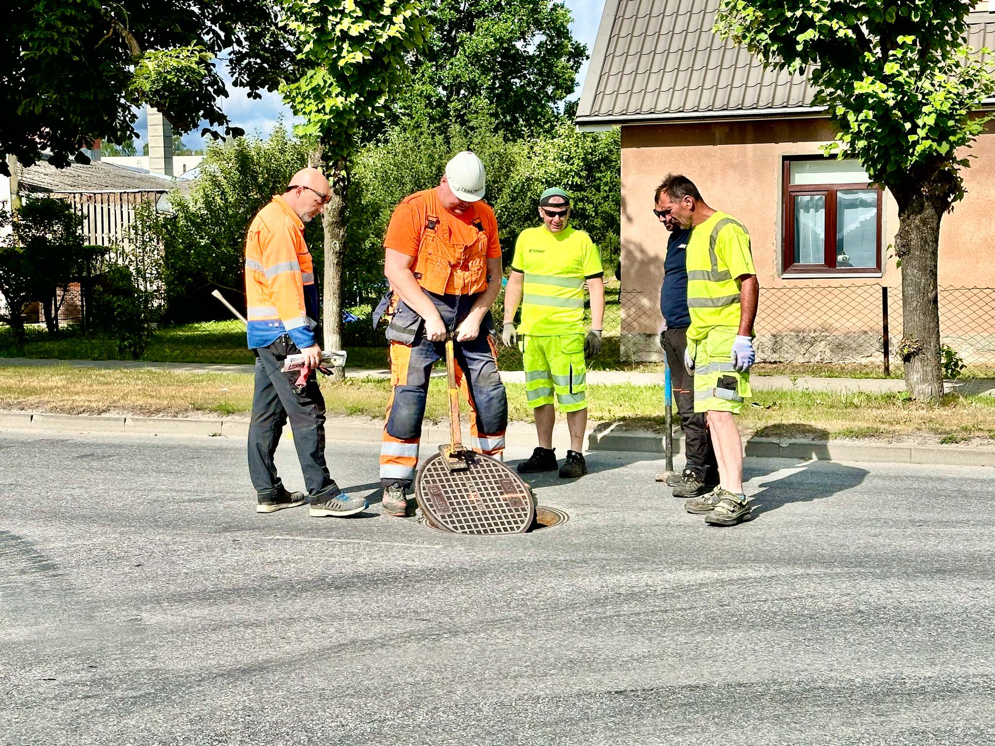 Terrati oma ala professionaalid reede hommikul Võrus Pikal tänaval töid planeerimas. Fotol Priit Viil (vasakult), Neeme Traksmann, Mario Vähi, varju jääb Remo Jõgi ja Toomas Ruven.  Hindamist vajab kaevude seisukord ja tööde maht. Tööd algavad ja lõppevad kanalisatsioonikaevus. Toomas Ruven viibib töö ajal kaevus vast sama kaua kui keskmine kontoritöötaja oma laua taga. Ruven on seda tööd teinud 20 aastat. FOTO: Kalev Annom