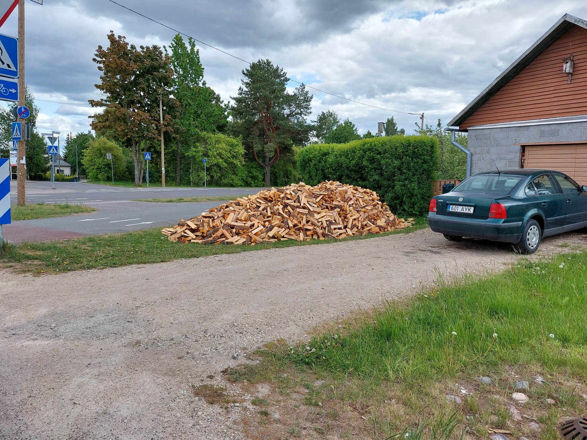 Hoovidesse kiigates näeb nii  küttepuude hunnikuid kui ka  juba riita seatud halge, millel  neljajalgsed kiivalt silma peal  hoiavad. Fotod: STEN SANG