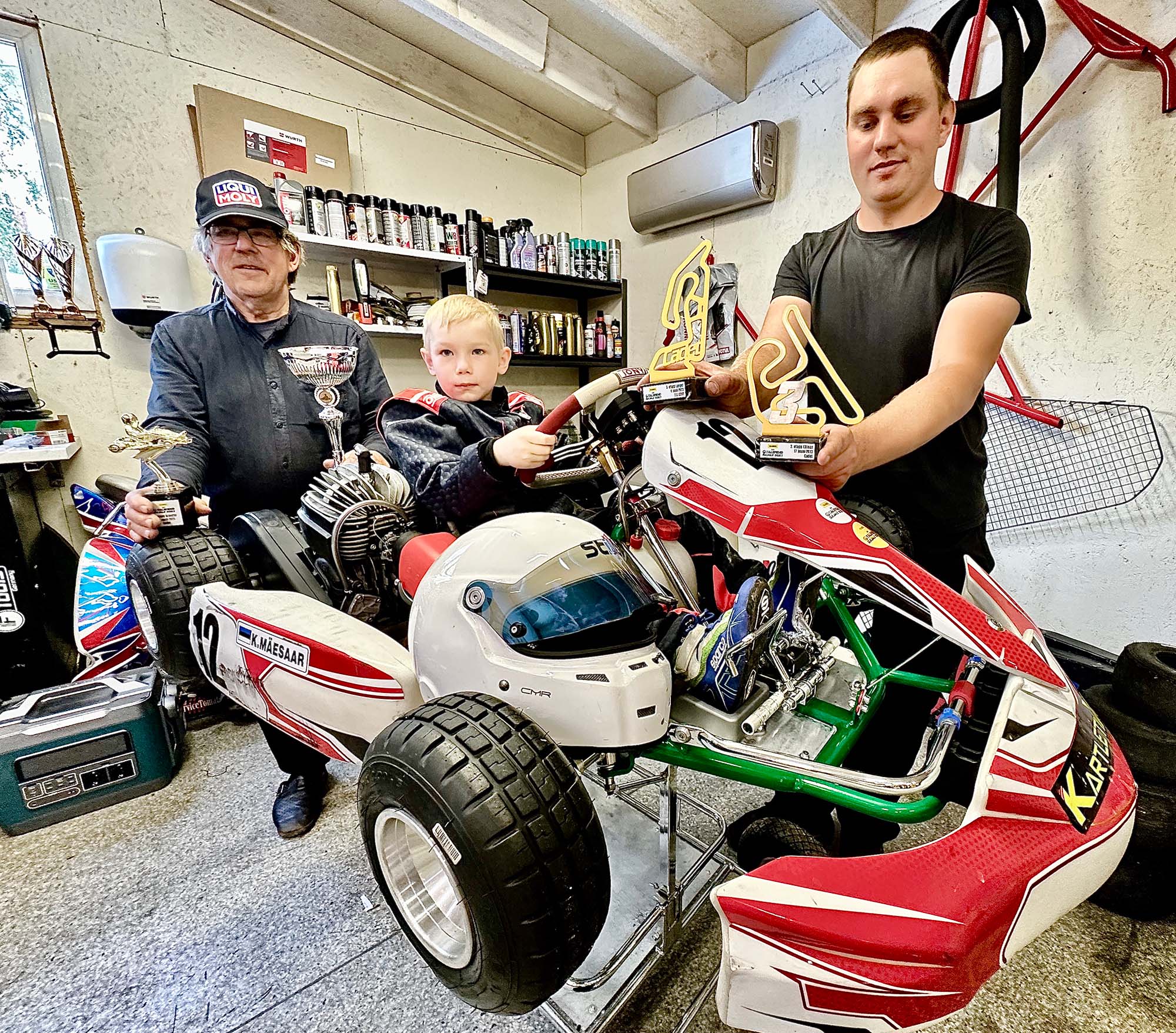 Kaspar Mäesaare (keskel) team. Võidukarikaid hoiavad käes vanaisa Jaan Mäesaar  (vasakul) ja isa Mikk Mäesaar (paremal). Foto: KALEV ANNOM