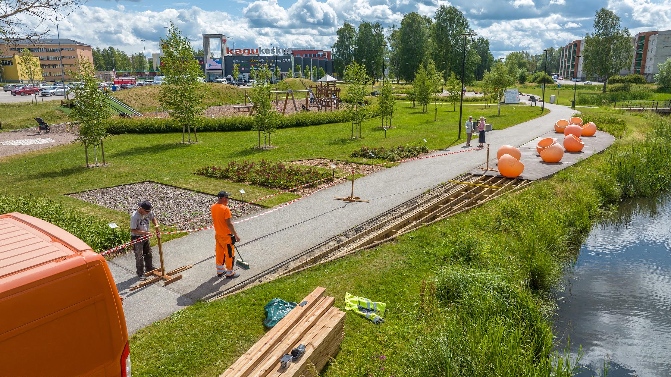 Mõned aastad tagasi rajatud Koreli park sai eelmisel nädalal täieliku laudisevahetuse. Keskkonnasõbralik materjal ei täitnud oma ootusi ning linnamajanduse osakond oli sunnitud otsustama materjali vahetuse kasuks. Foto: AIGAR NAGEL