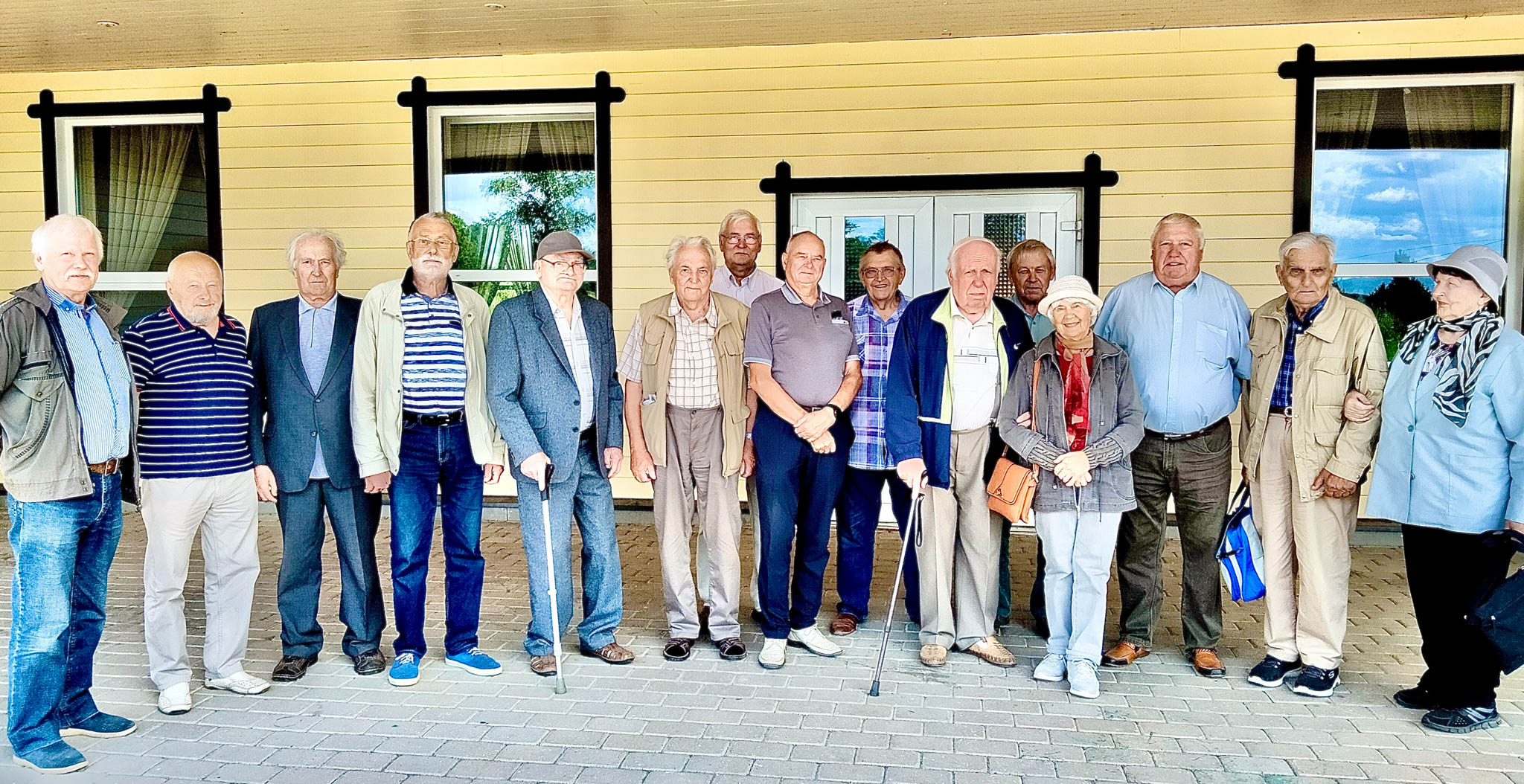 Kokkutulnud Navi seltsimaja ees. Hans Jürgenson (Kuldre), Ustav Allas (Antsla), Enno Kalde, Väino Palo (Rõuge), Enno Kontse  (Kuldre), Jüri Erikson (Varstu), Vello Anipai (Obinitsa, Rõuge), Mati Lindpere (Tsooru), Mart Timmi (Jaagumäe), Elmar Tiit, Vello  Kilusk (Võit), Heli Paal (Võhandu), Vello Saarman (Sõmerpalu), Hans Uba (Ruusmäe), Heli Kütt (Võru). Foto: ERAKOGU